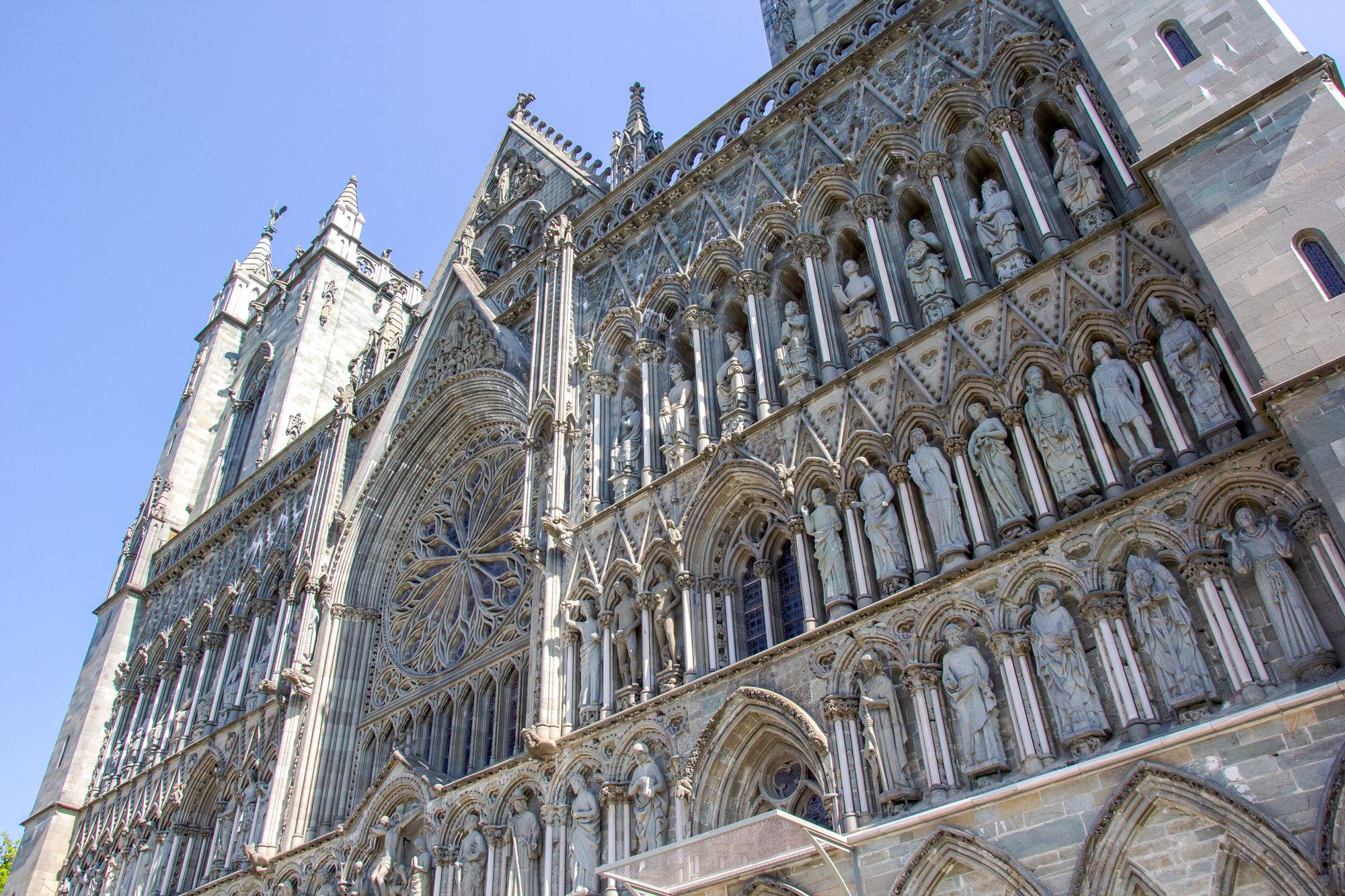 Nidarosdomen, Trondheim. Domkirke, katedral, restaurering. Dekorasjonsskulptur i stein på sørveggen, sikret med nedfall.