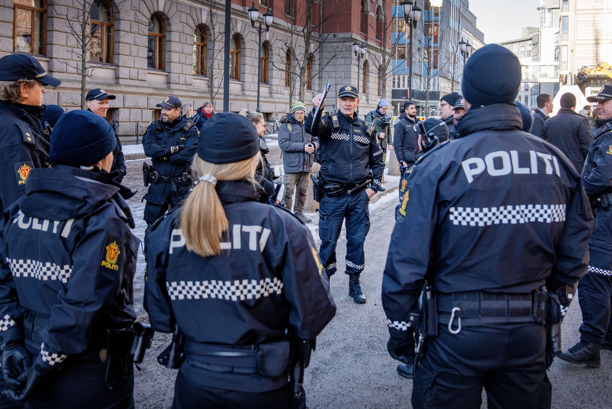 Fem ansatte stevnet arbeidsgiveren for å få etterbetalt overtidslønn. Men stevningen forsvant i statens internpost. Illustrasjonsfoto, politfolkene på bildet har ingenting med dommen å gjøre.