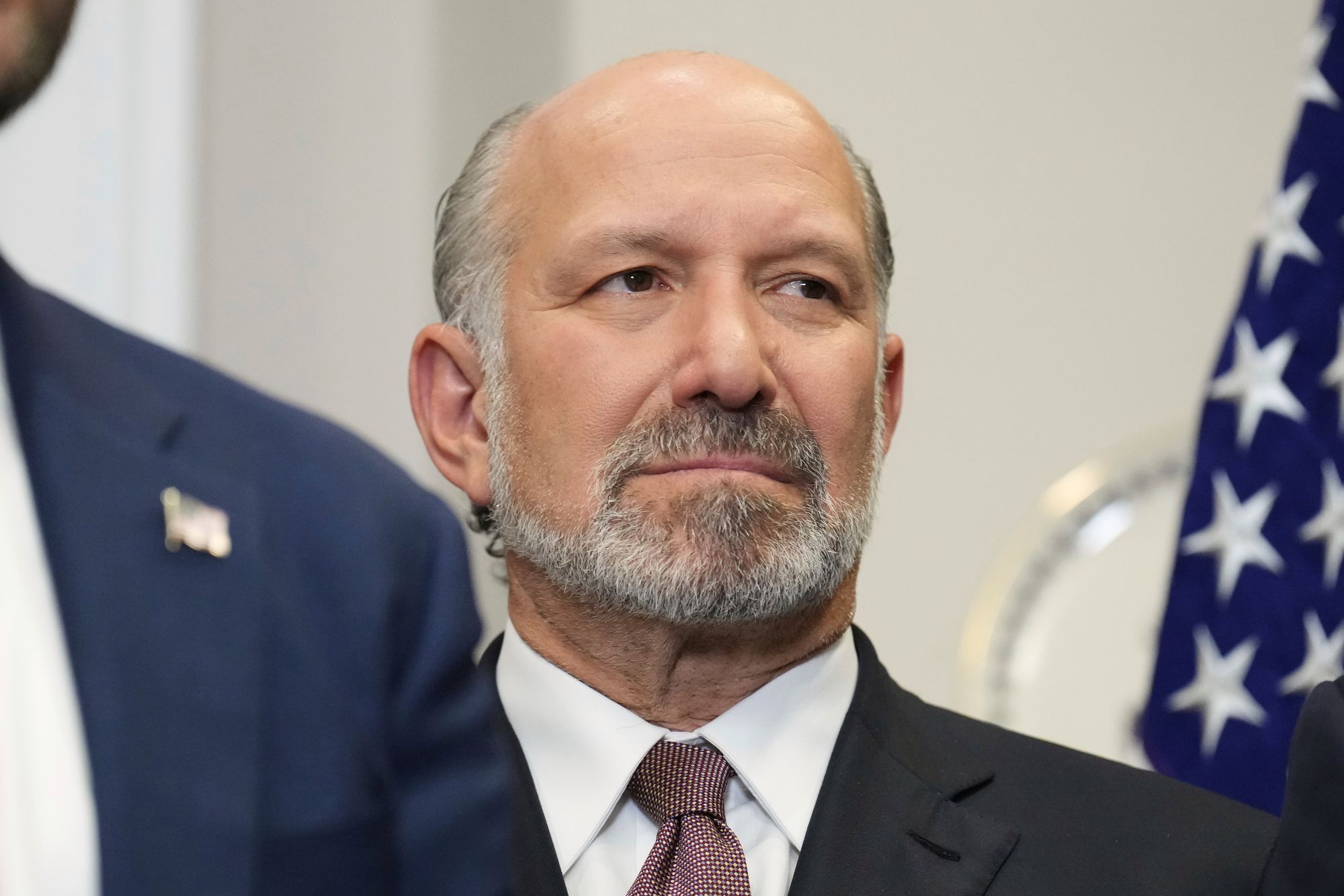 Næringsminister Howard Lutnick vil ikke si noe om når oppkjøpet skal skje.