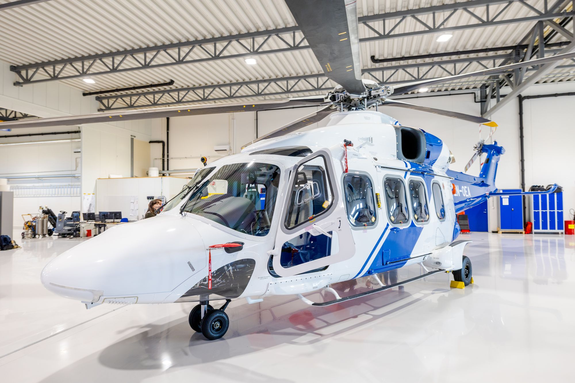 Det første av Equinors fem Leonardo AW189-helikopter er nå ankommet Norge. Det skal etter hvert brukes til passasjertrafikk til sokkelen, og slik avlaste dagen Sikorsky-helikopter.