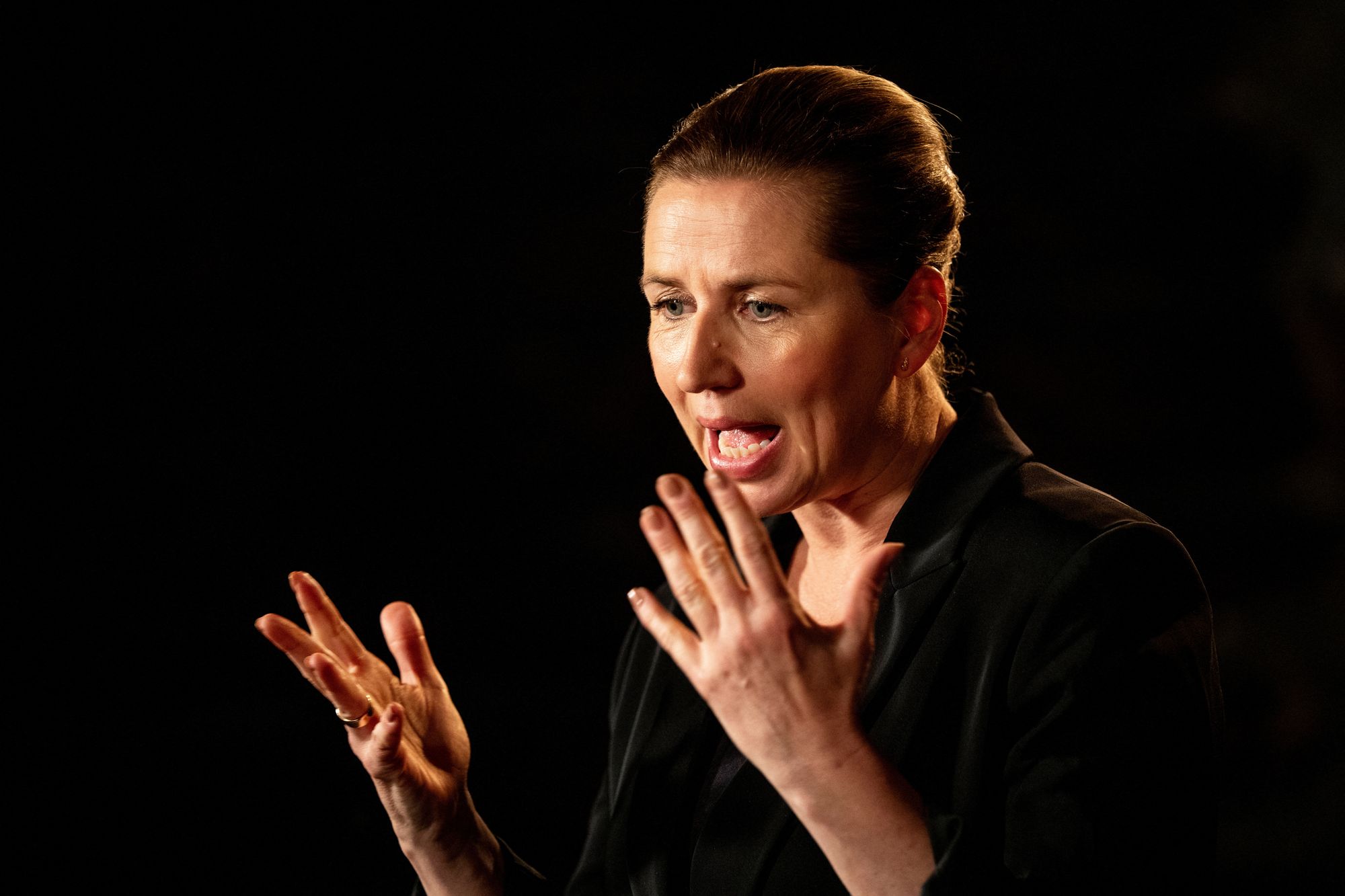 – Vi vil gjerne gi danskene litt mer albuerom i deres økonomi, sier statsminister Mette Frederiksen. 