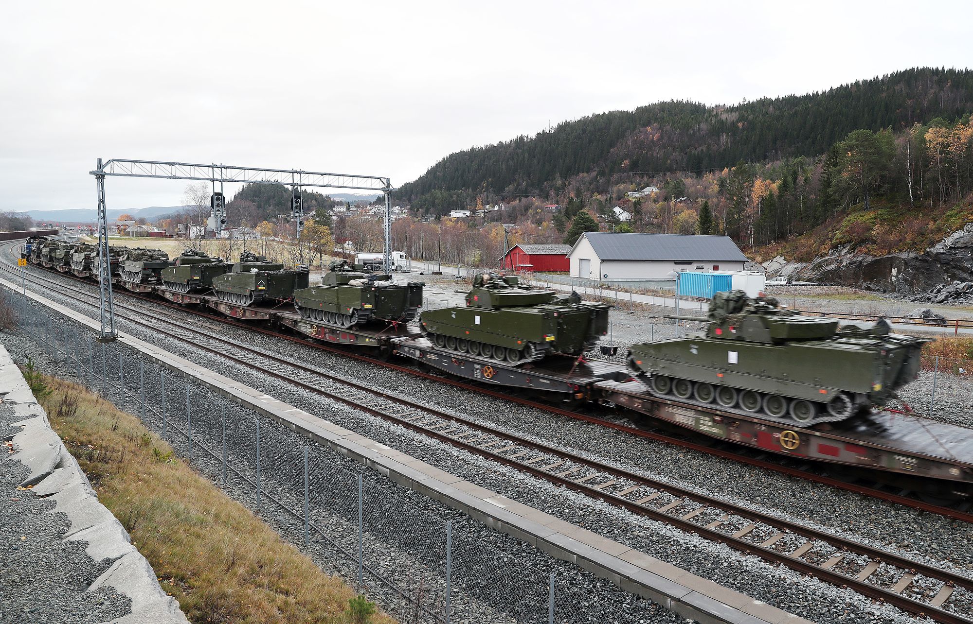 Leopard 2A4 stridsvogner på et tog på Hell stasjon under øvelsen Trident Juncture i 2018. Dette var forrige gang det ble gjennomført en stor øvelse på jernbane i Norge.