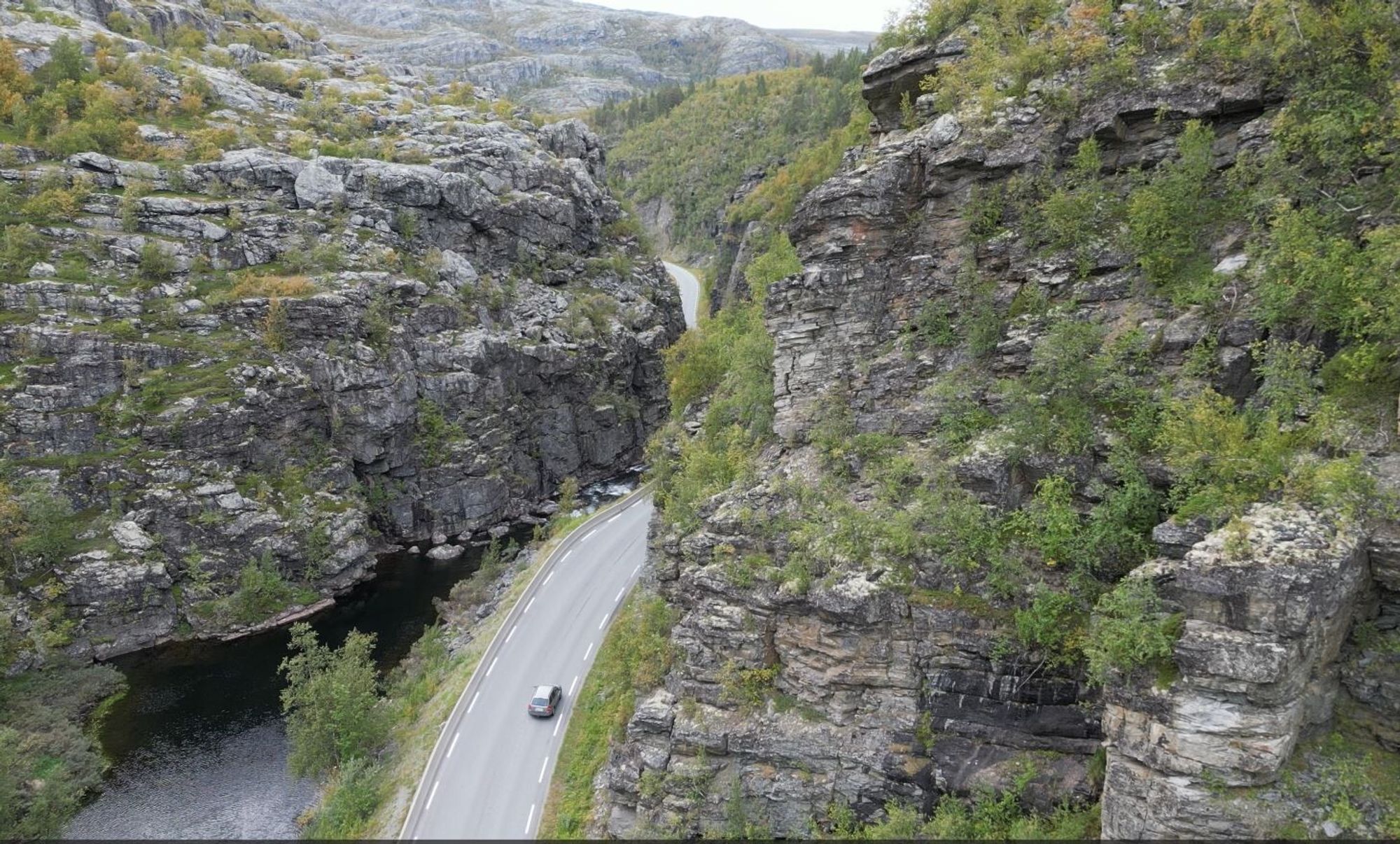 Dagens E45 gjennom Kløfta følger en naturlig elvecanyon. Den skjærer seg dypt ned i fjellet fra Finnmarksvidda mot Alta. Fjellet er dårlig og porøst. Snøskred, sørpeskred og steinras gir ofte stengt vei. Nå skal strekningen legges i tunnel.