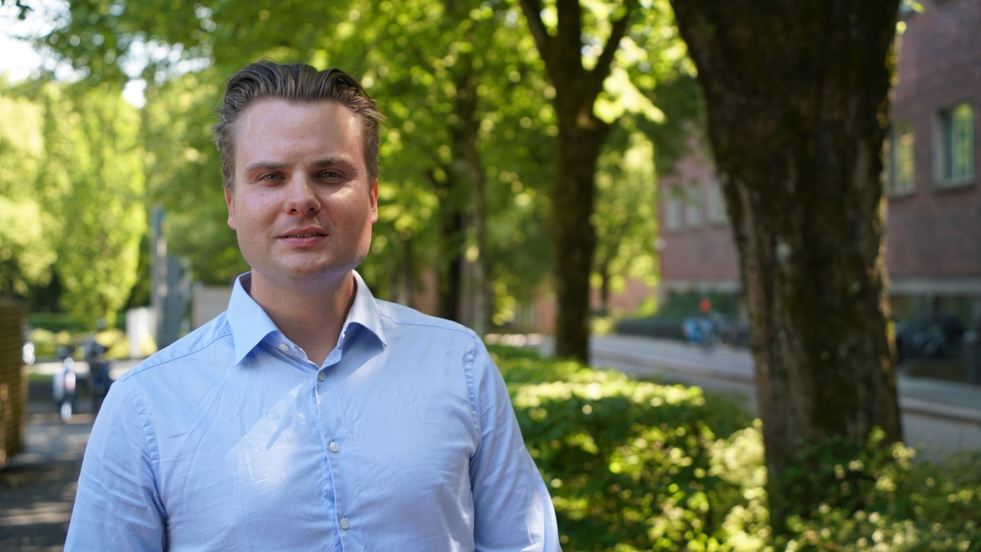 Olje- og energiminster Terje Aasland foreviger en flytende vindturbin utenfor Karmøy i mai, under et besøk på Marine Energy Test Centre, et testsenter for havvind.