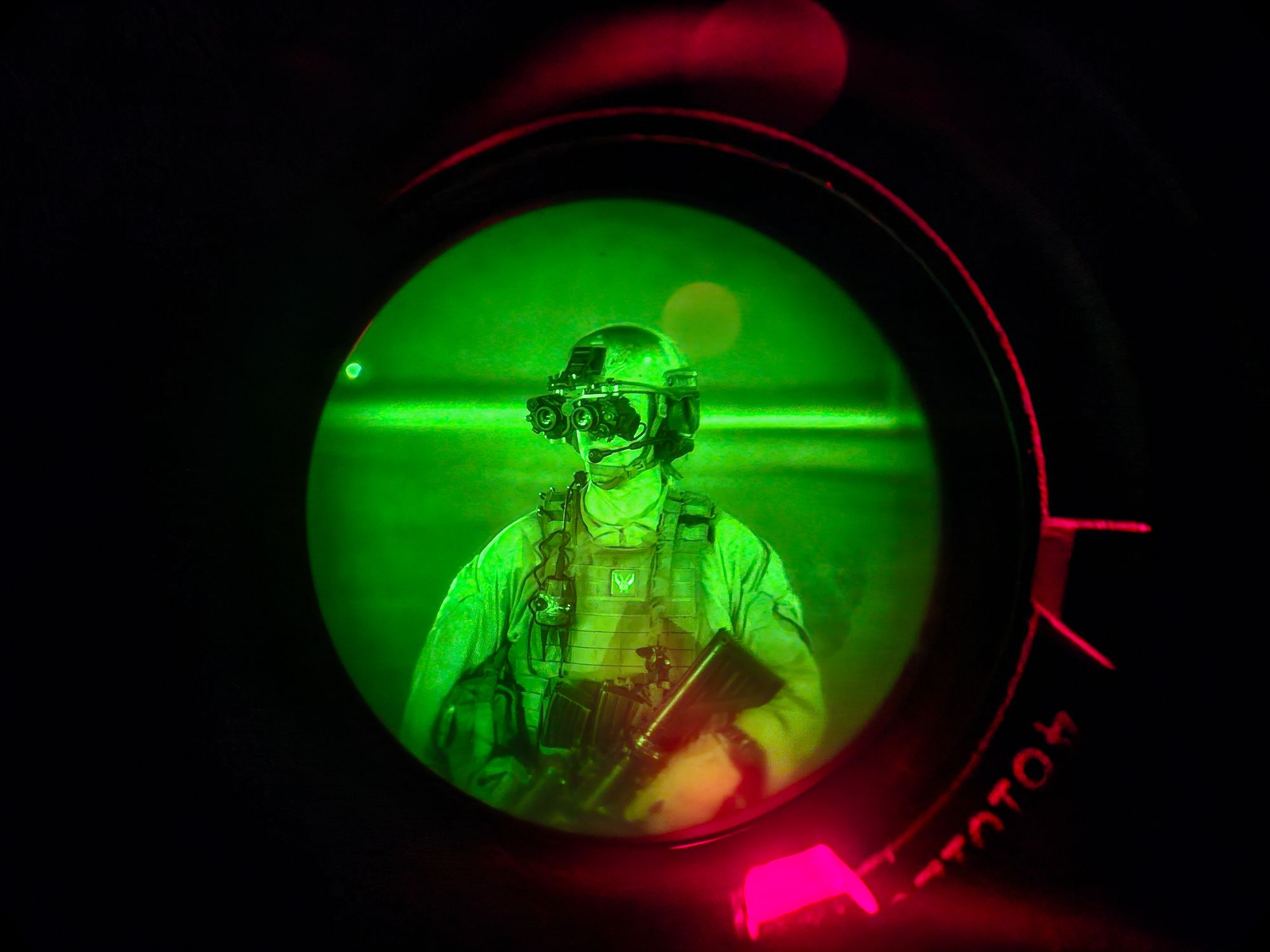 Her pågår skytetrening med bruk av nattoptikk i Forsvaret. I dag har Forsvaret en avtale med et heleid datterselskap av israelske Elbit om kjøp av slike systemer. Det er ikke kjent hva slags nattoptikk som er i bruk her.