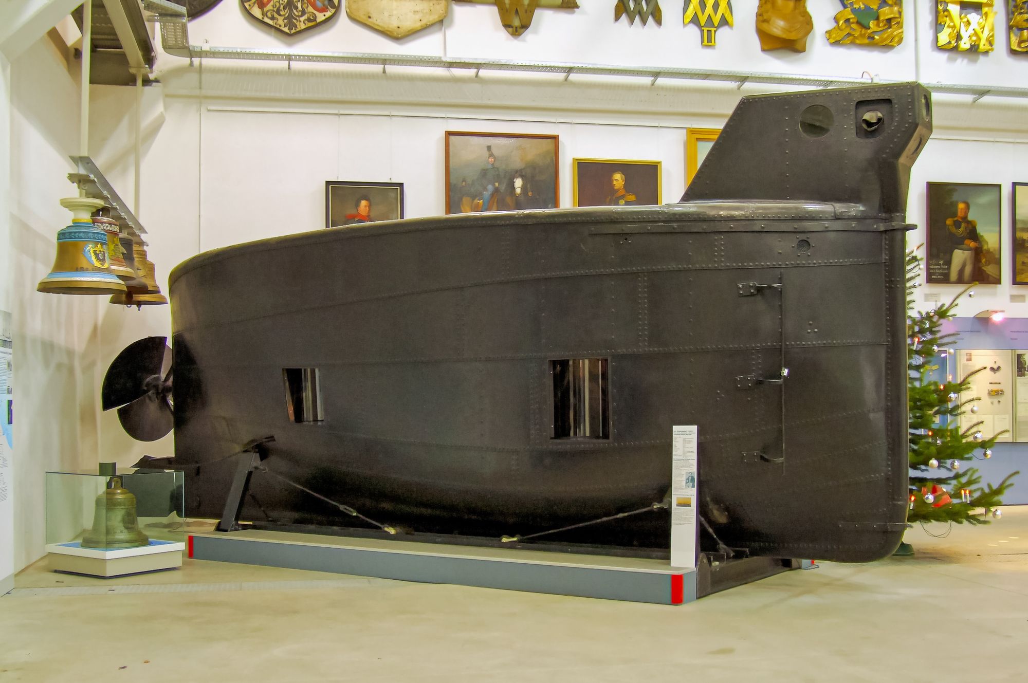 Ubåten Brandtauchers innvendige og utvendige konstruksjon. Fra boka "Schleswig-Holstein meerumschlungen in Wort und Bild", av Hippolyt Haas, Hermann Krumm og Fritz Stoltenberg, 1896.