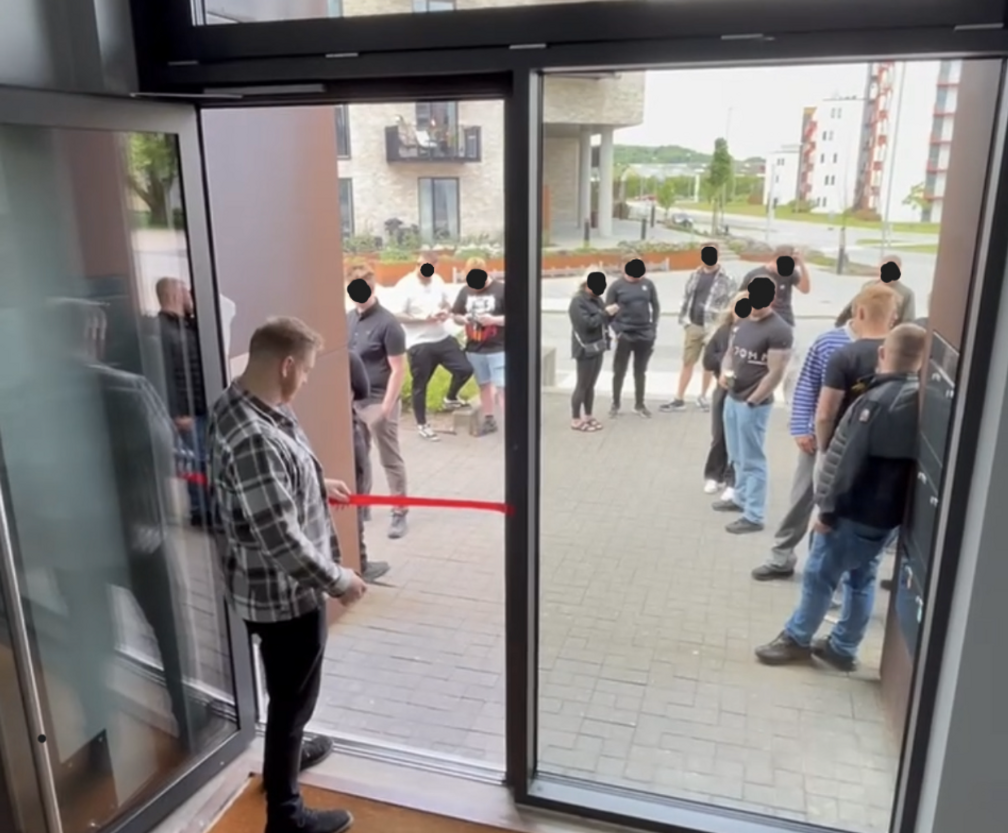 En gruppe håpefulle «investorer» venter utenfor SpaceAI-kontoret i Aalborg, etablert av tre ansatte i Siemens Gamesa. De reelle bakmennene blir trolig vanskelige å straffeforfølge, vurderer en ekspert.