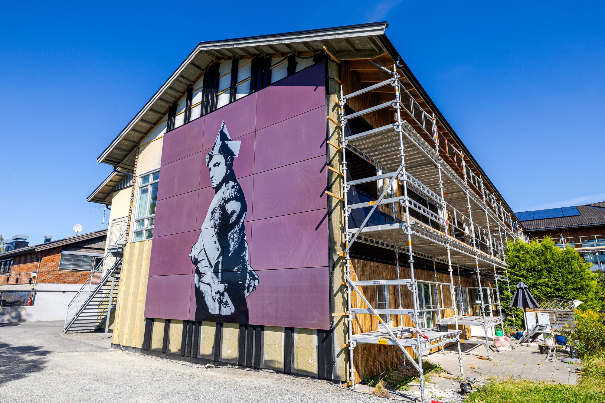 GJEDRUM 20250818
Rehabilitering av helsehuset. Kommunen bestemete seg for å ha solceller på veggene i tillegg til taket. På solcellene er det trykt motiver fra nærområdet. Det er bilder av tre sauer, Napoleon Bonaparte og et tre.
Ordfører Karl-Arne Johannessen sammen med  Nora Holst Haaland fra Fusen som har stått for monteringen.