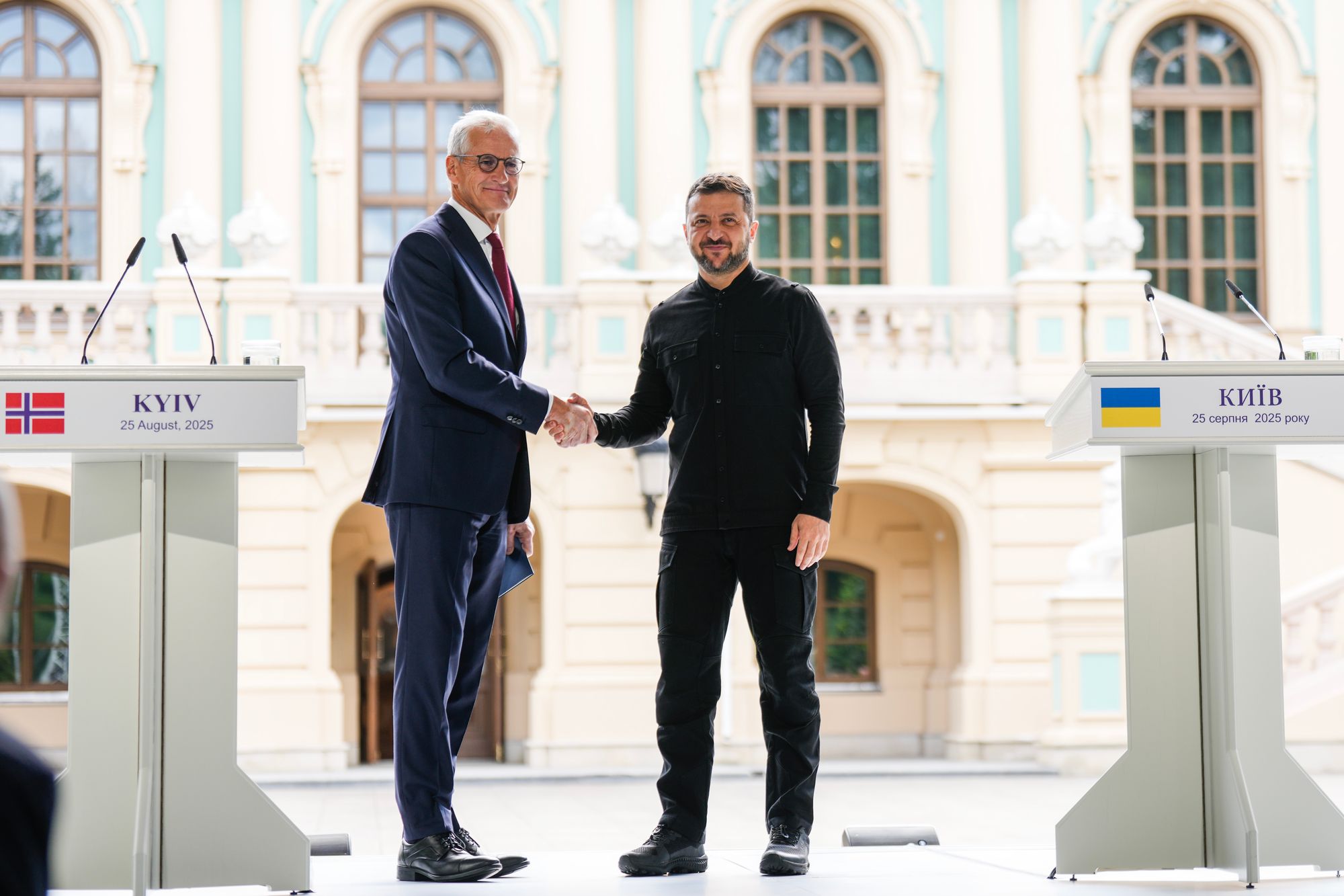 Statsminister Jonas Gahr Støre møter president Zelenskyj for politiske samtaler i Mariinskyi-palasset mandag.