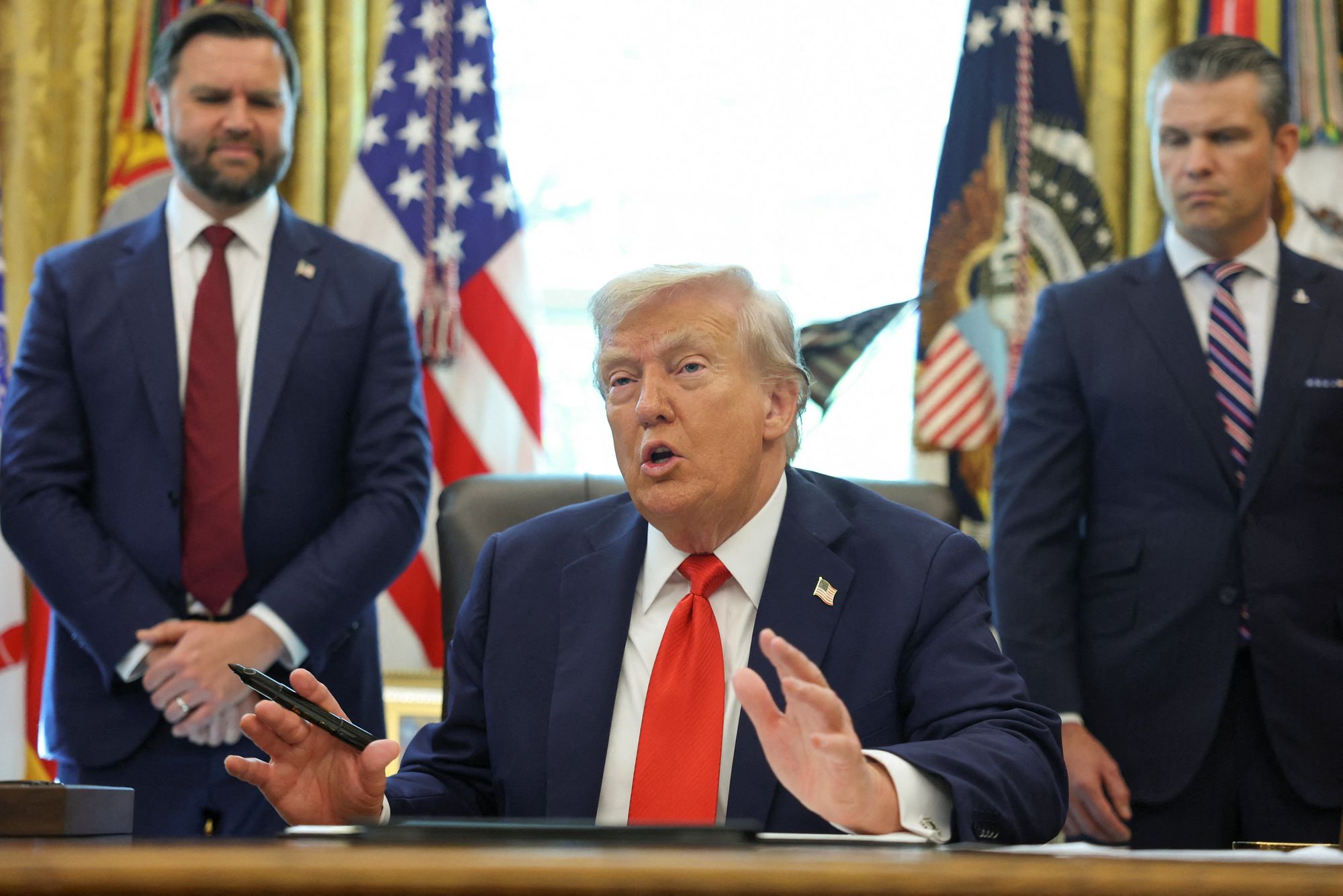 President Donald Trump sammen med visepresident J.D. Vance og forsvarsminister Pete Hegseth i Det hvite hus mandag.