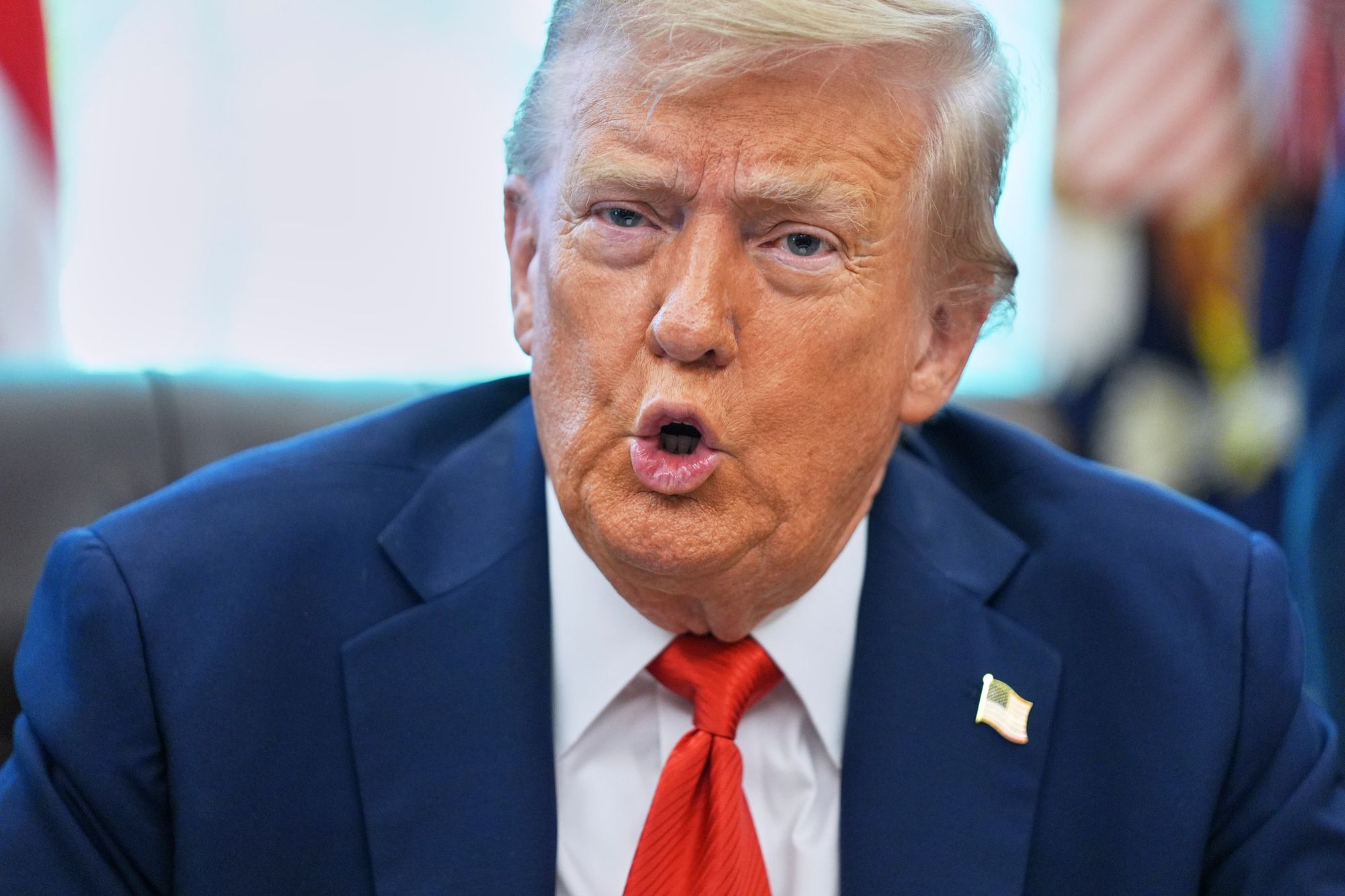 President Donald Trump i Det hvite hus mandag. Administrasjonen vurderer angivelig sanksjoner mot tjenestepersoner i Europa som følge av DSA.
