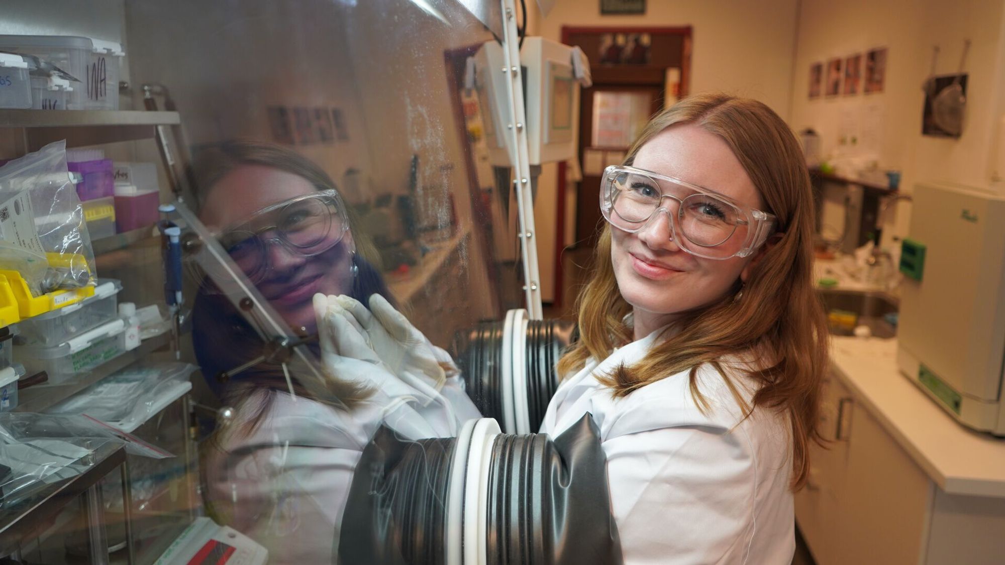 Amalie Skurtveit fulgte nysgjerrigheten. Det var noe som ikke stemte med prøvene hennes. Da hun fant ut av det, fant hun også et materiale som kan lades 30 ganger raskere enn dagens natriumbatterier.