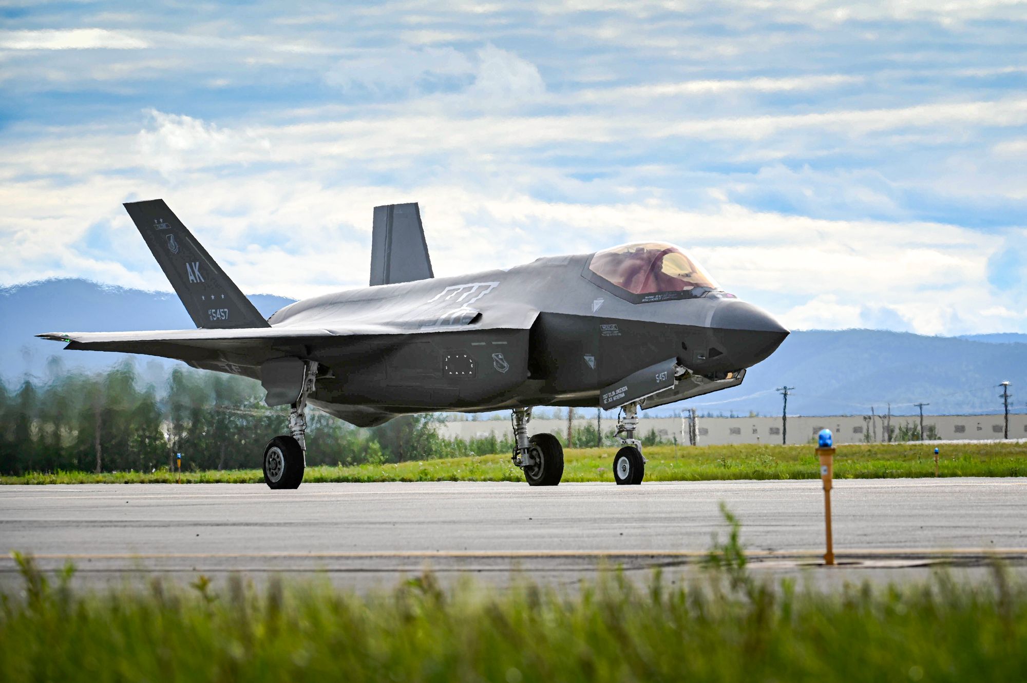 En F-35A Lightning II fra USAFs 355th Fighter Squadron takser på rullebanen til Eielson Air Force Base i Alaska i 2024. Det var ikke dette flyet som styrtet i bakken i januar i år.