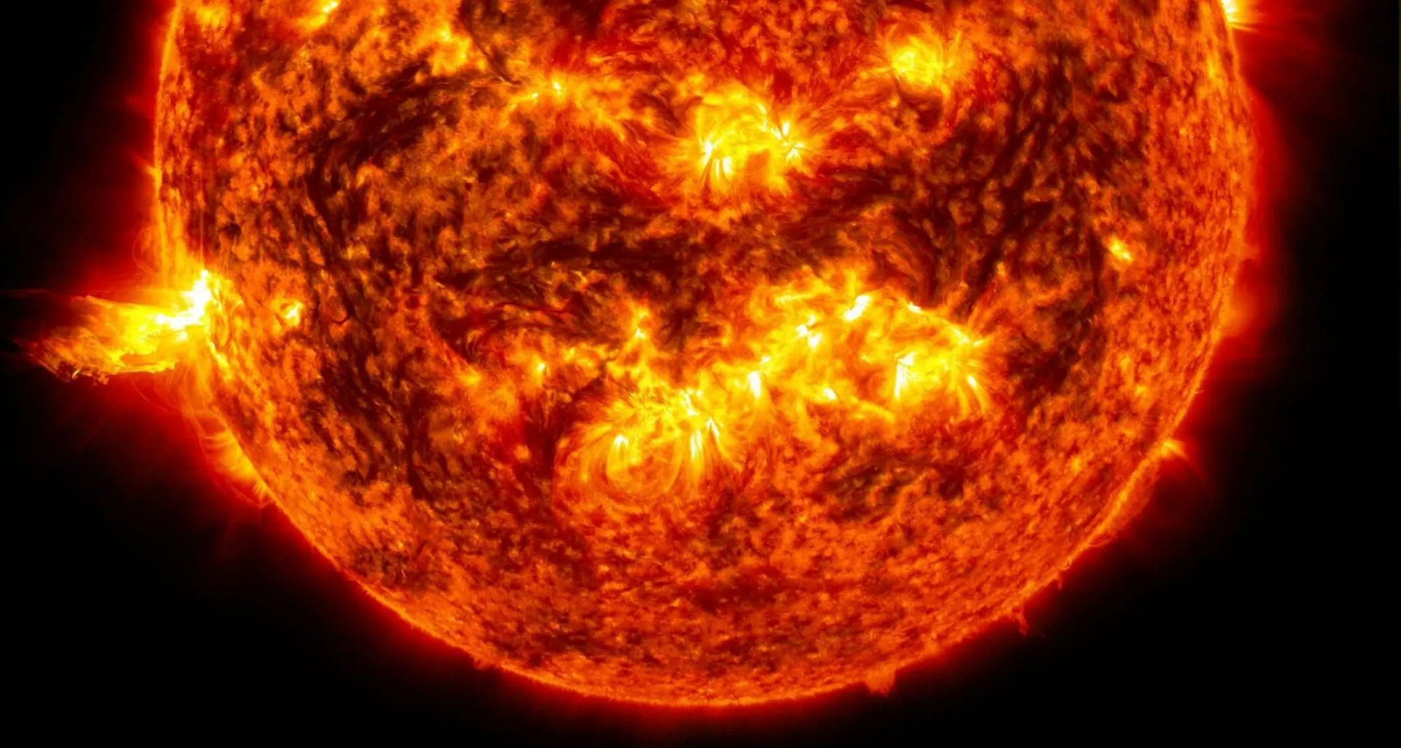 Dette bildet fra 20. juni 2013 viser det intense lyset fra en solstorm og et utbrudd av plasma som skyter gjennom solens atmosfære – et såkalt prominensutbrudd.