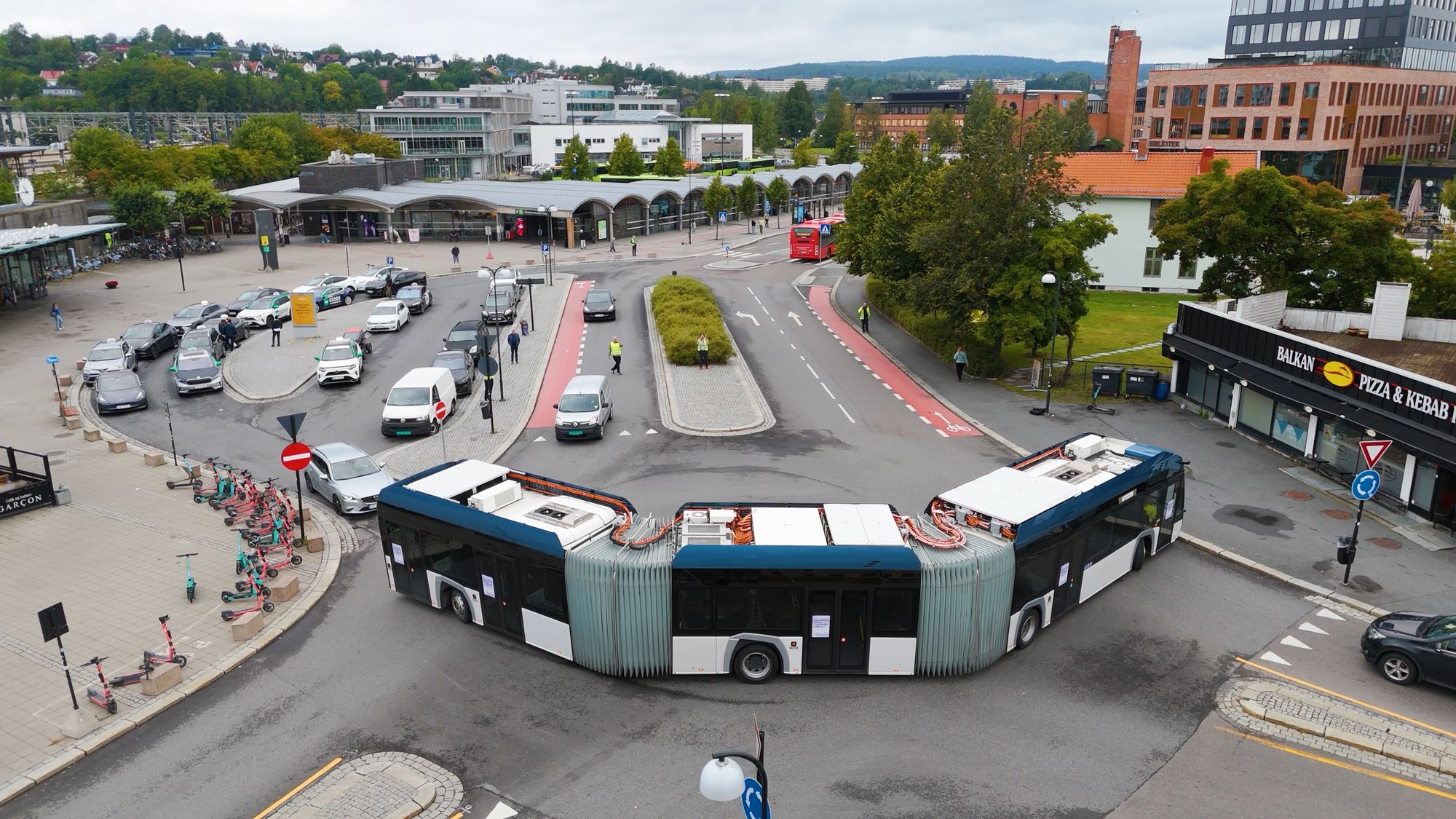 LILLESTRØM 2025082824meters buss fra Solaris er på testkjøring i Oslo. Bussen er ekstralang og er batteridrevet.