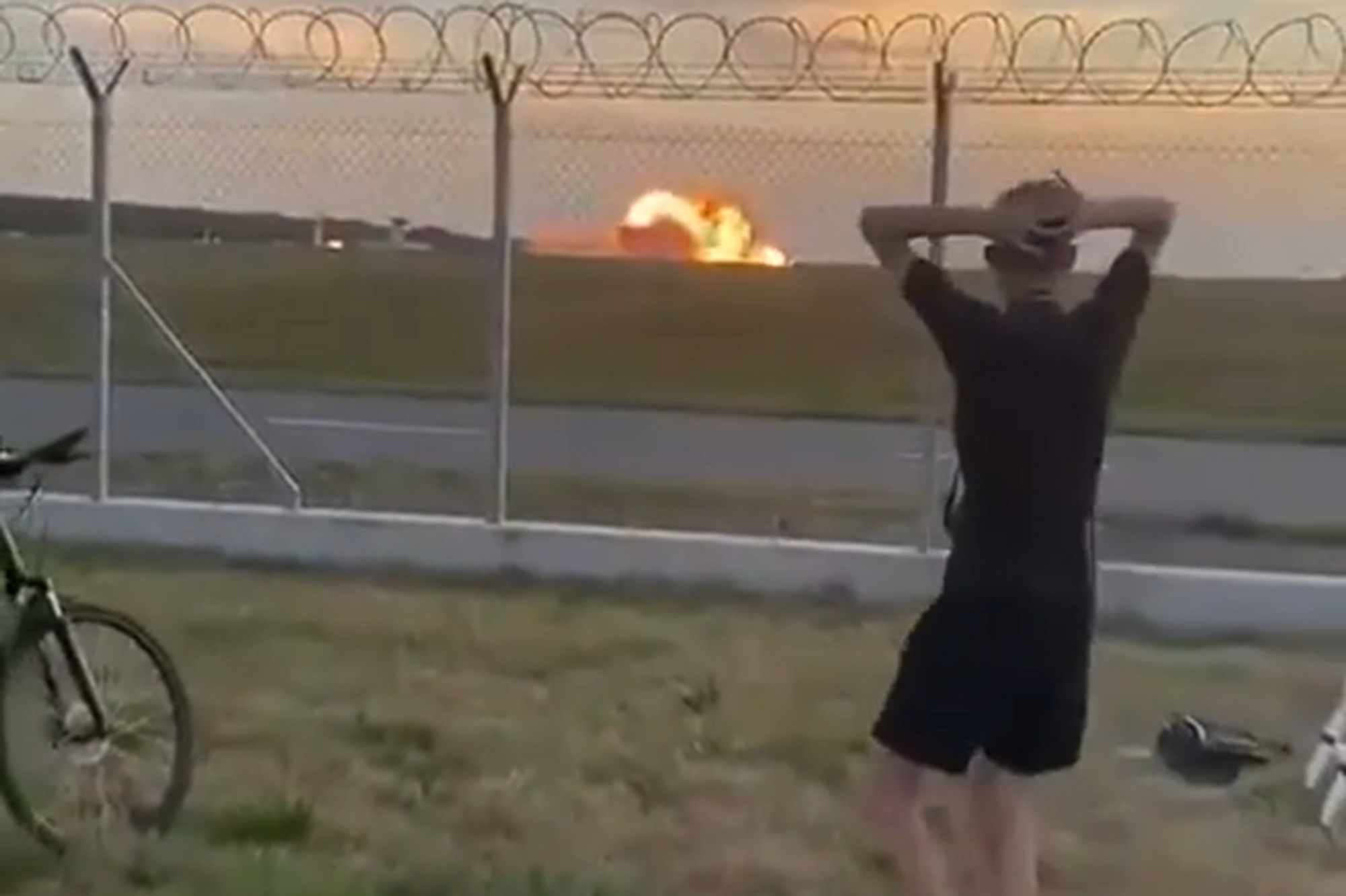 En gutt fortviler mens han ser F-16-flyet som styrtet på Sadków-flybasen ved Radom i Polen torsdag.