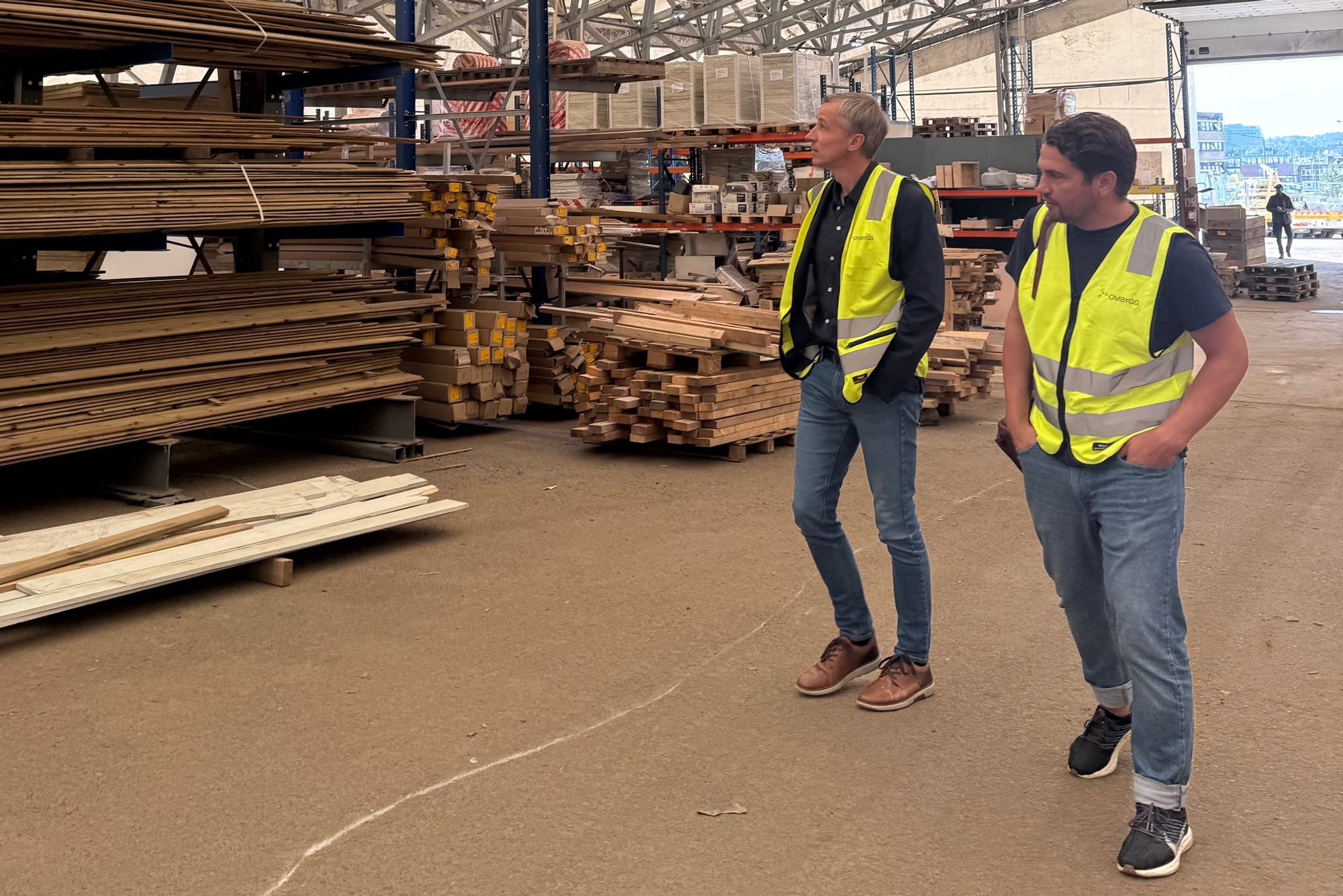 I dag finnes det rundt 30 ombruksinitiativer for byggebransjen, men alle opererer for seg selv. Det gjør at ombruk dessverre er for spesielt interesserte, skriver Harald Johnsen (t.v.) i Retura-kjeden.