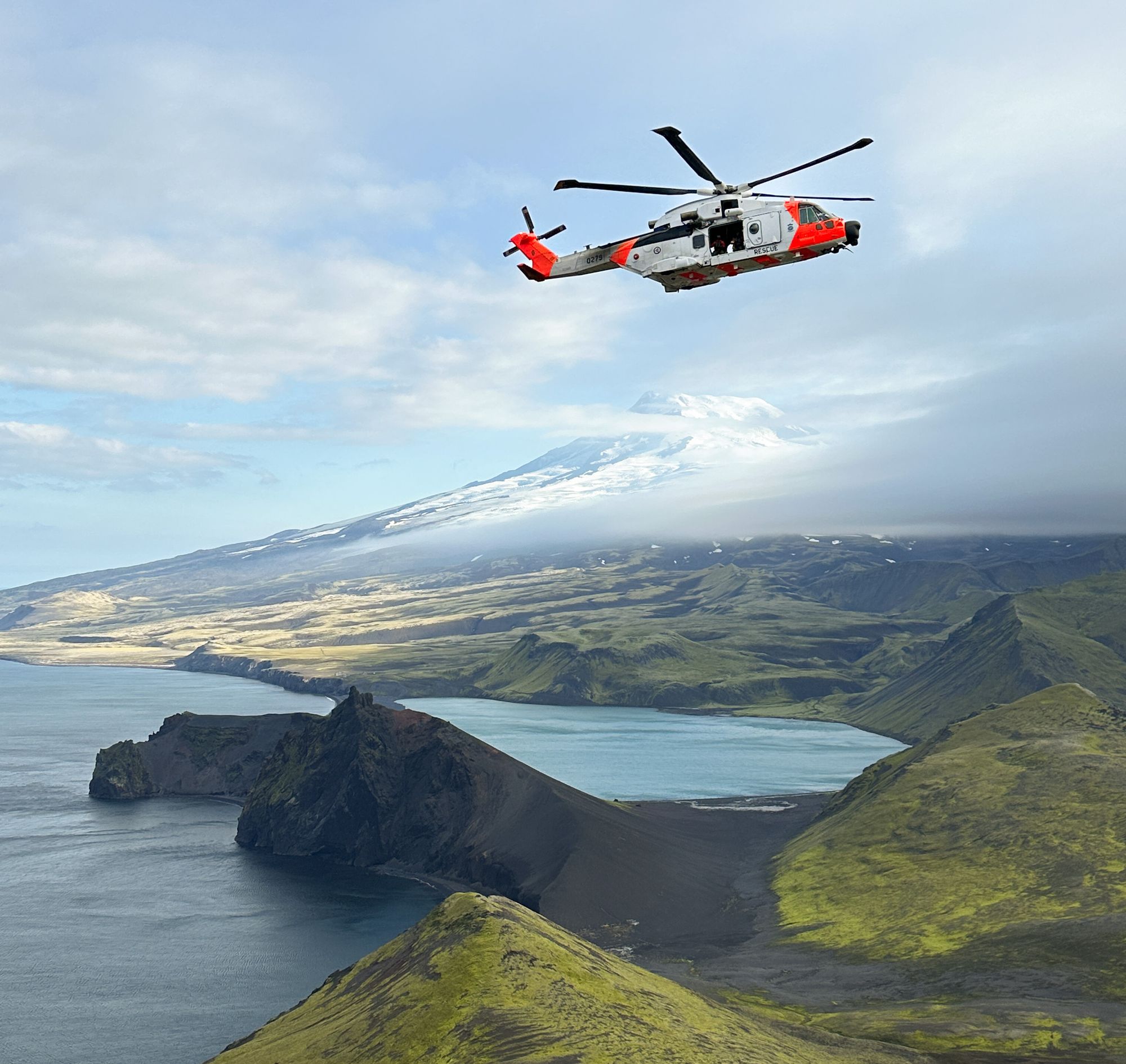 SAR Queen på Jan Mayen, 27. august 2025. Fra venstre: Fartøysjef/sjef 330 skvadron avdeling Bodø Major Remi Olsen, andrepilot kaptein Vegar Johansen, navigatør kaptein Arild M. Johannessen, maskinist oversersjant Nils Inge Langskjær, redningsmann stabsersjant Morten Sandvik, anestesilege Christoph Tost, sersjant Bendikte Thomassen (sjefstekniker Cyfor), Rebekka Sofie Paulsen(ingeniør Cyfor), oberstløytnant Øyvind G. Nilssen (stasjonssjef Stasjon Jan Mayen).