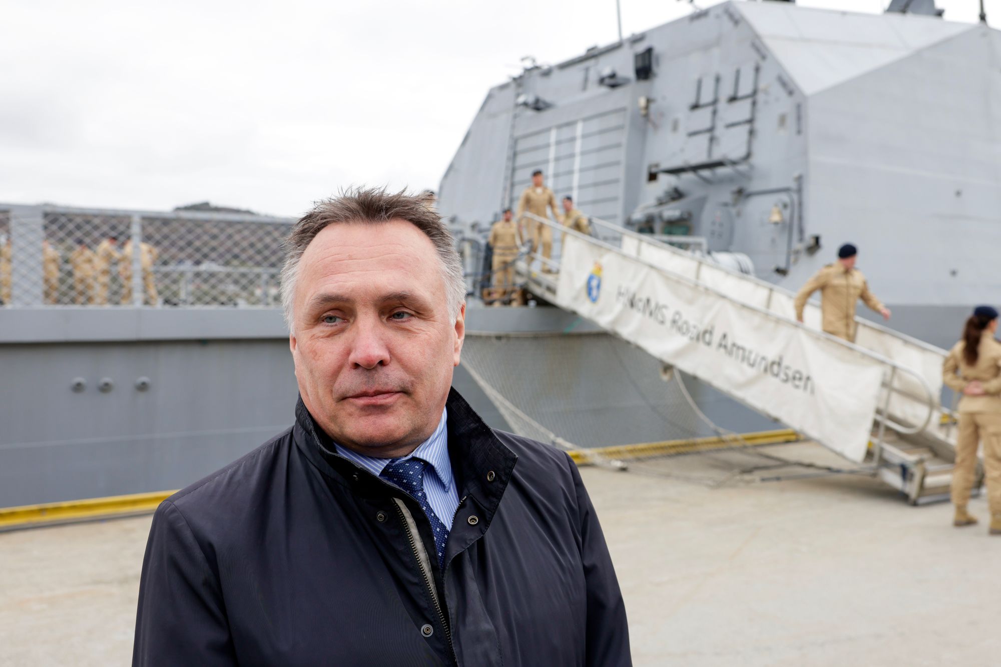 Forsvarsminister Tore Sandvik (Ap)  er blant deltakerne under dagens pressekonferanse om nye fregatter. Her står han ved siden av den norske fregatten KNM Roald Amundsen ved en tidligere anledning.