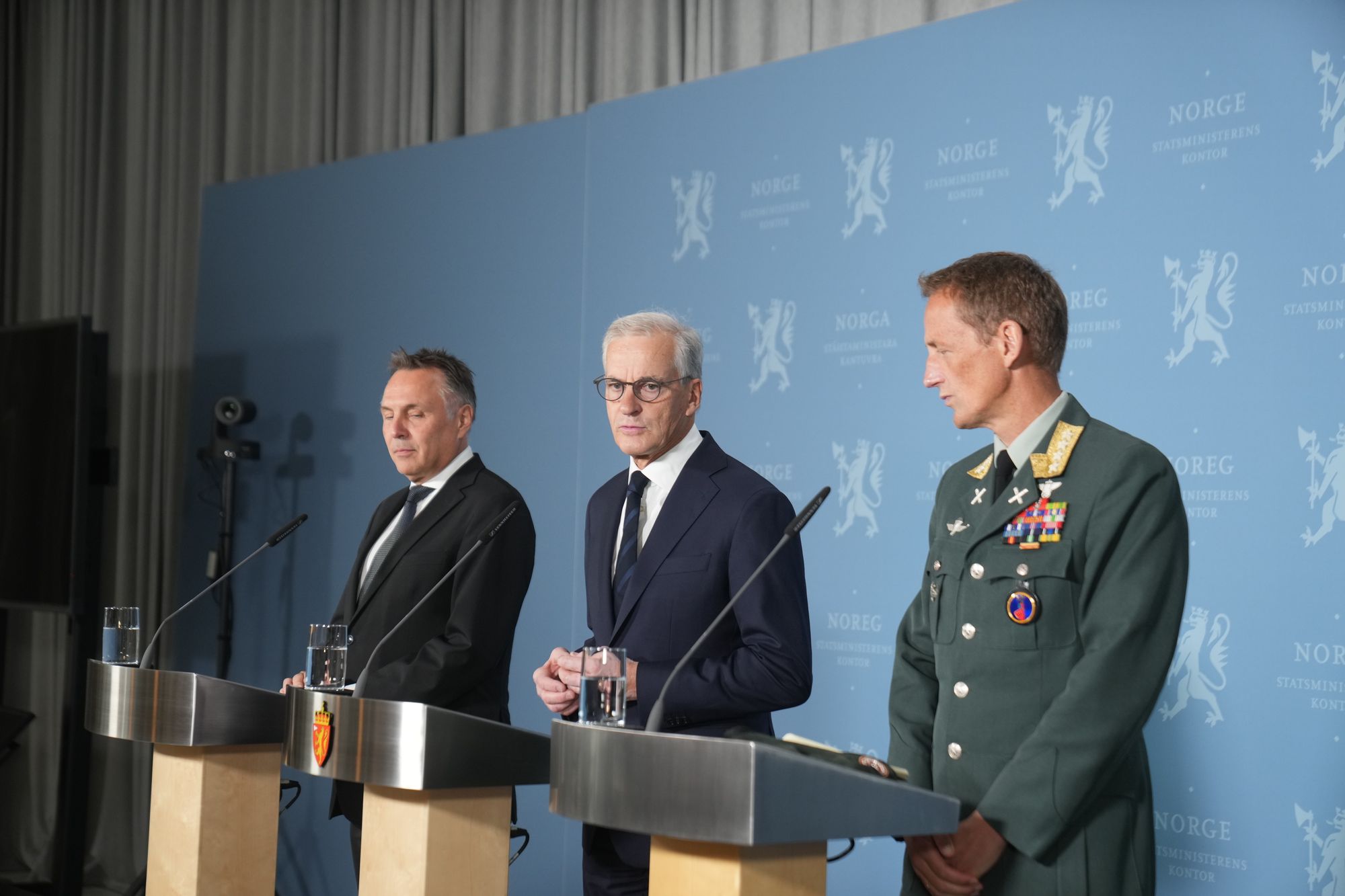 Statsminister Jonas Gahr Støre, forsvarsminister Tore O. Sandvik og forsvarssjef Eirik Kristoffersen forklarte på en pressekonferanse søndag hvorfor valget falt på britiske fregatter. 