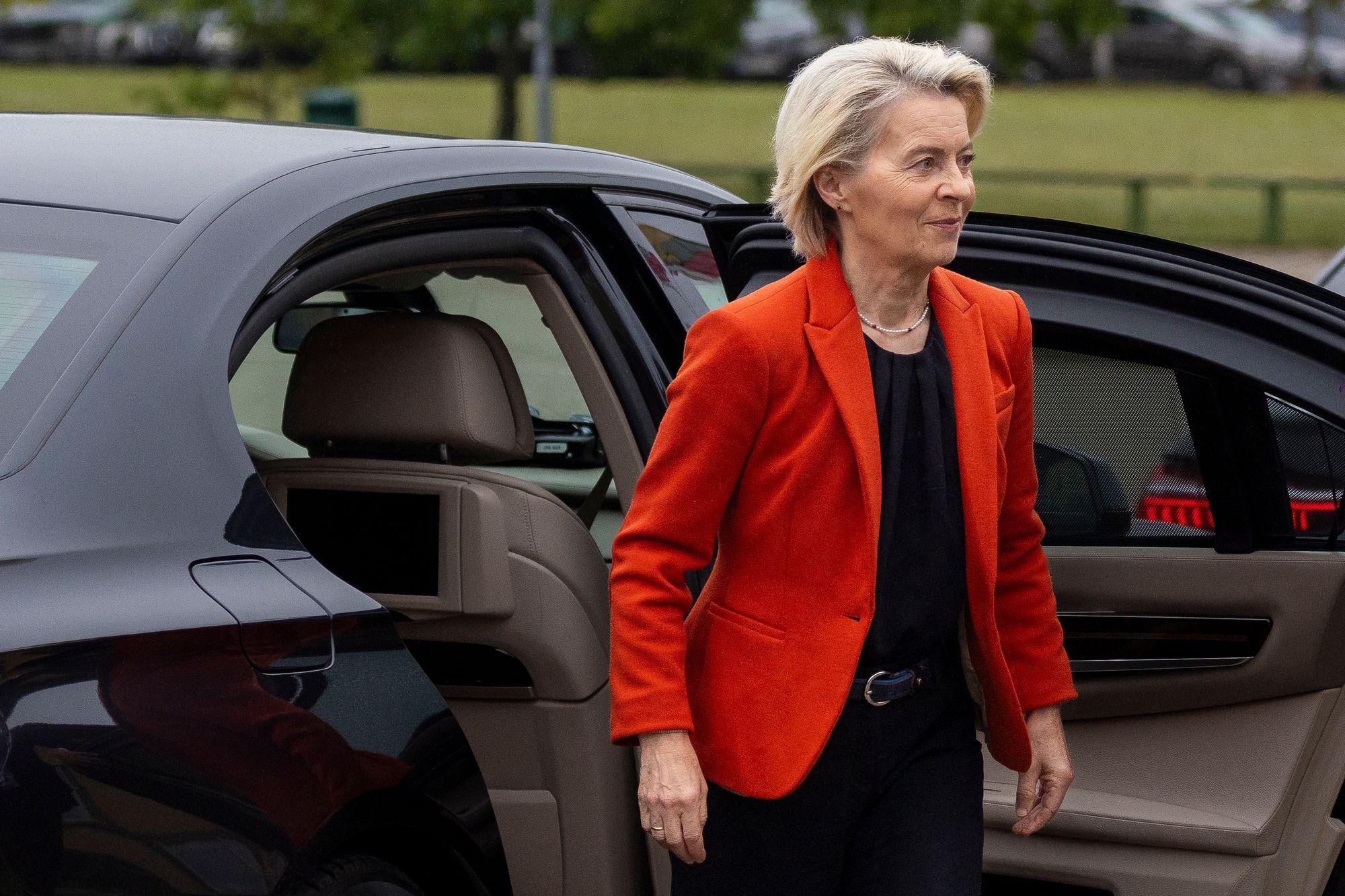 Flyet til EU-kommisjonens president Ursula von der Leyen opplevde GPS-forstyrrelser i Bulgaria søndag. Russland mistenkes for å stå bak. Her er hun avbildet i Litauen mandag.