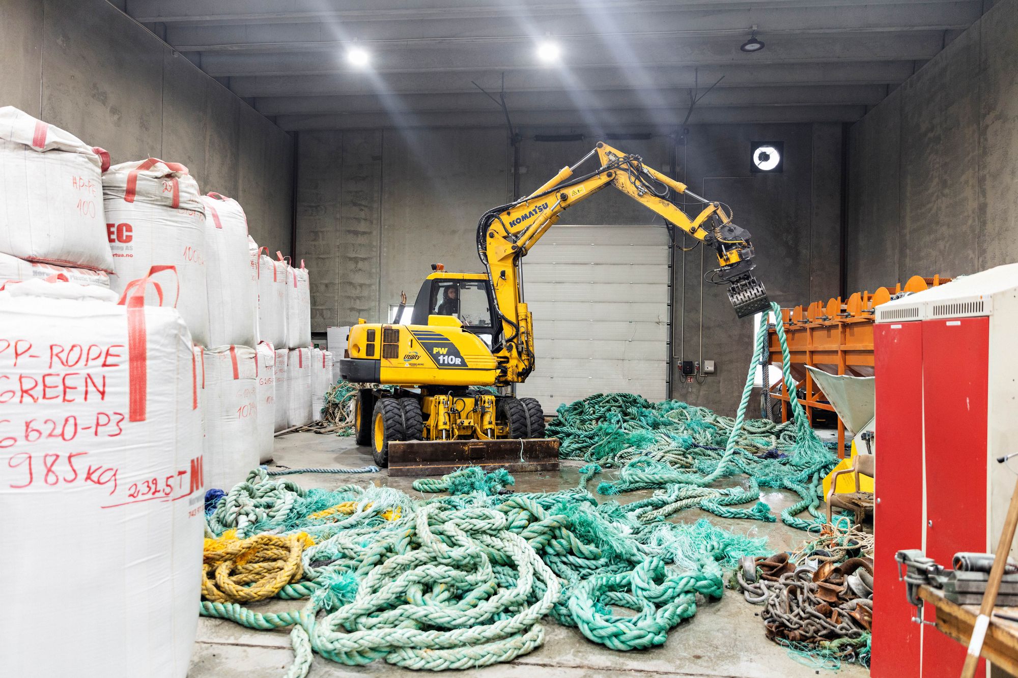 Tau, nøter og konstruksjoner kan samles inn, gjenvinnes og brukes i nye oppdrettsanlegg. Oceanize i Nord-Trøndelag resirkulerer plast fra fiskeri og havbruk. 