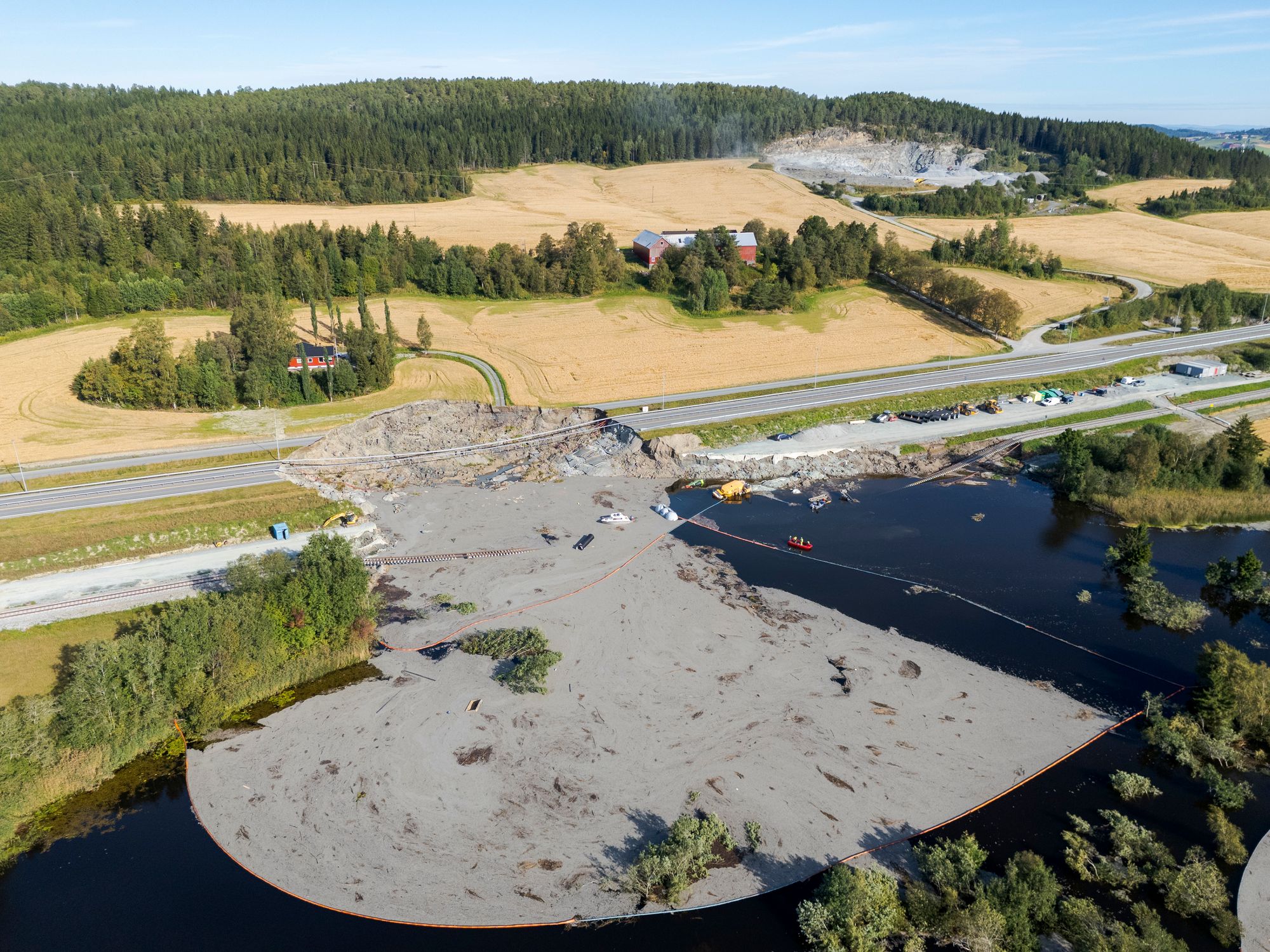 En mann er antatt omkommet i skredet sør for Levanger. Han var ansatt i ingeniørselskapet Niras og jobbet med geoteknisk rådgivning for Bane Nor.