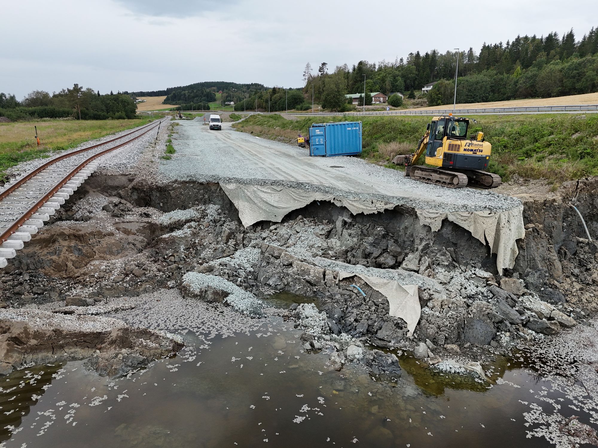 Kvikkleireskredet ved Levanger lørdag rammer både vei og jernbane.