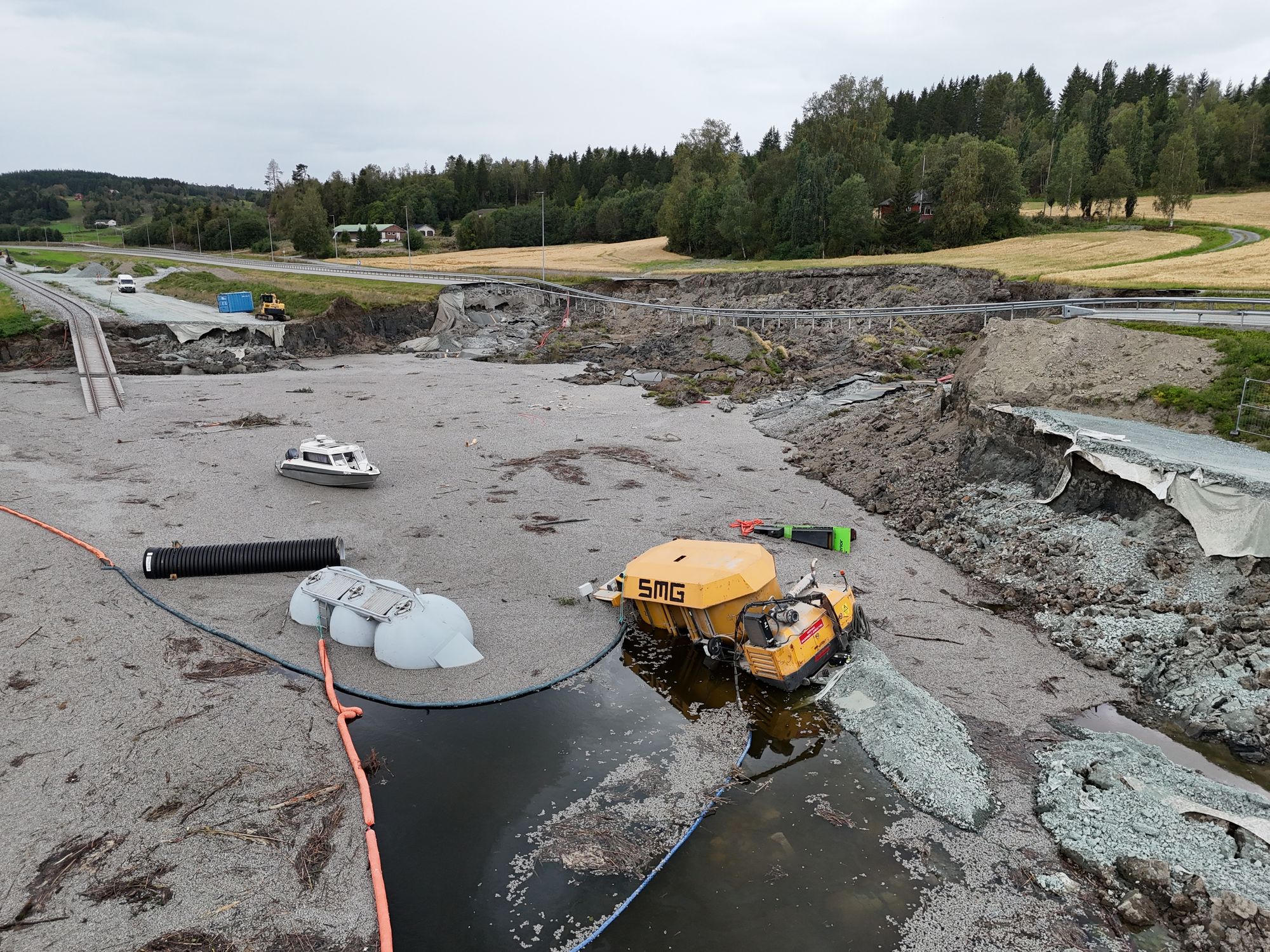 En mann er antatt omkommet i skredet sør for Levanger. Han var ansatt i ingeniørselskapet Niras og jobbet med geoteknisk rådgivning for Bane Nor.