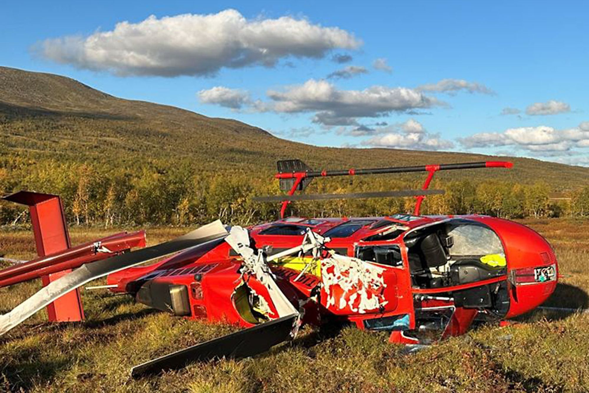 Bell 206L1-helikopteret etter havariet på Susenfjellet.