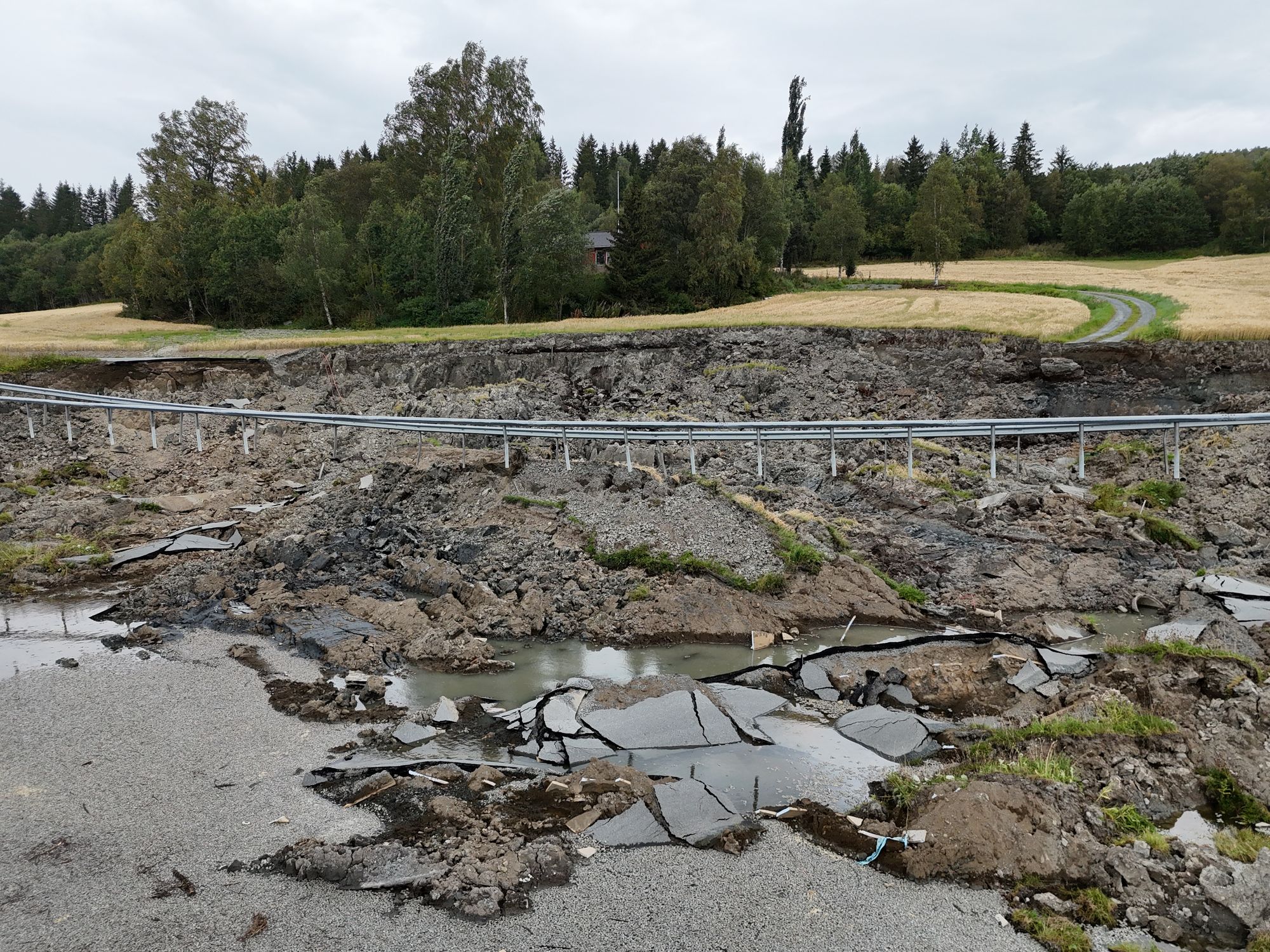 Det er stans i arbeidet i skredet i Levanger.