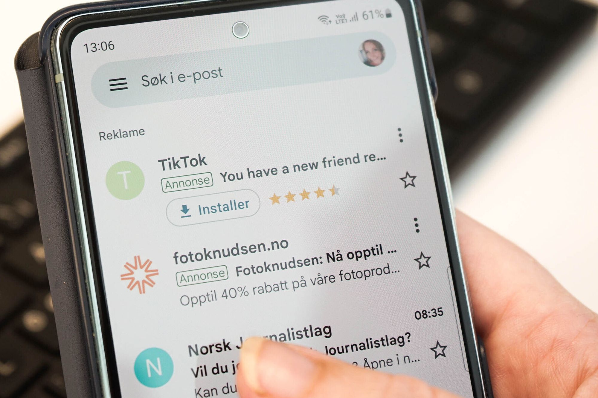 De to annonsene øverst i innboksen ligner til forveksling andre e-poster, men brukeren har aldri samtykket til å få dem.
