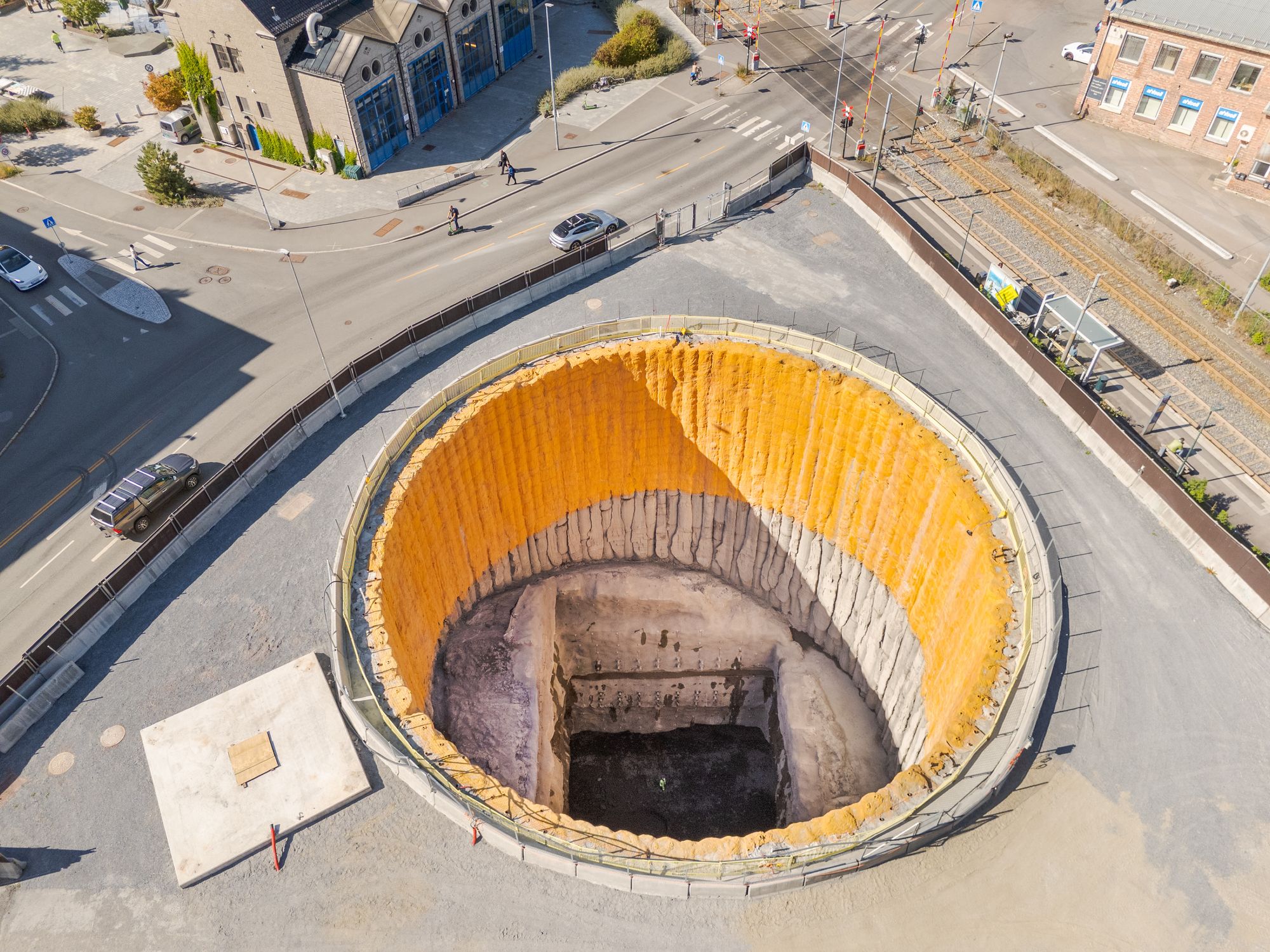 OSLO 20250826
Fornebubanen. Vi er på Skøyen stasjon, inngang A og inngang B under bakken.
Bildet viser overflaten av de siste tyve meterene som er igjen før det er gjennomslag i hele tunnelsystemt.
Vi er like ved åpningen som kommer opp ved Hoff trikkestopp.
Navn kommer senere.