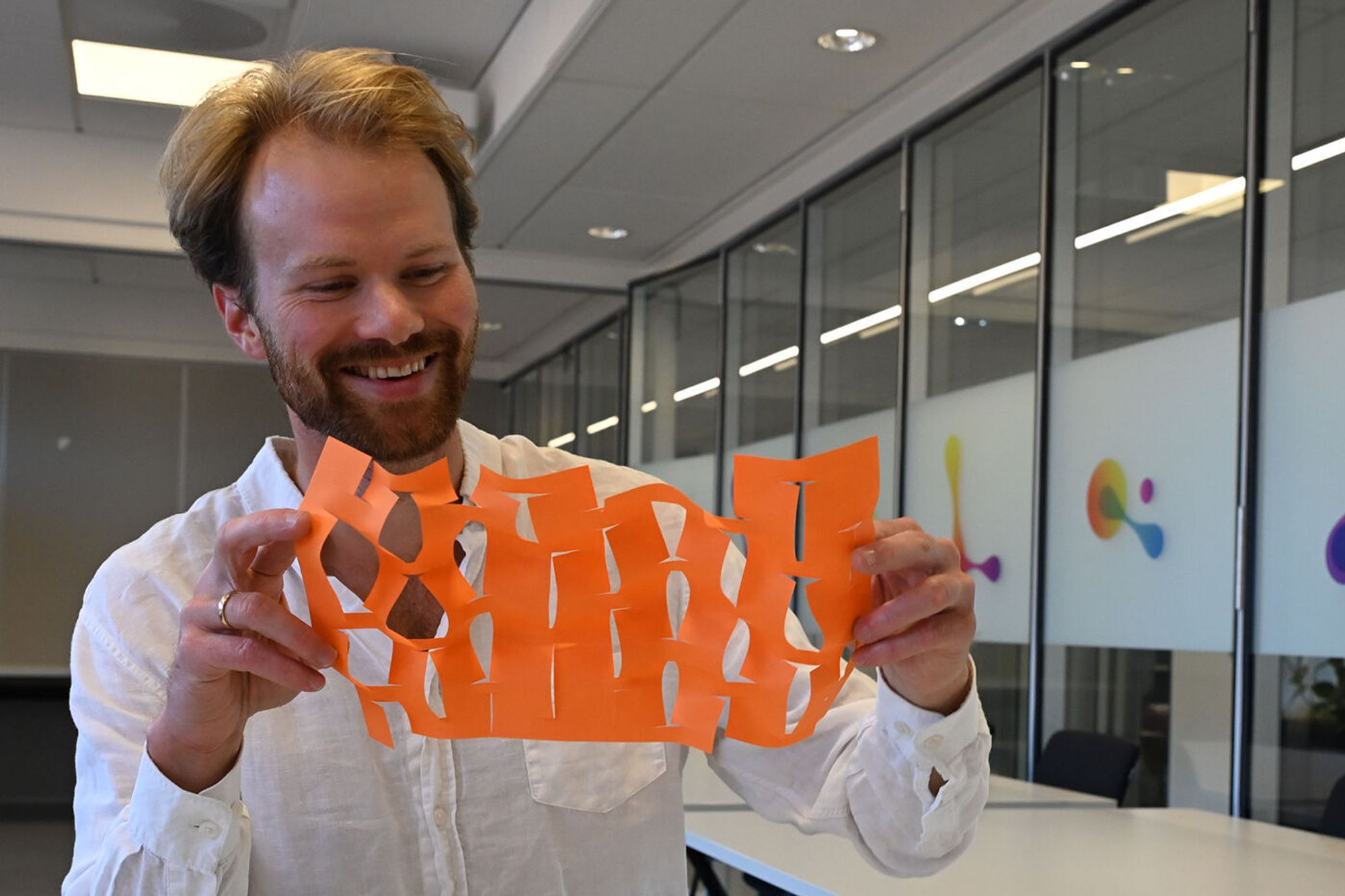 Henrik Sveinsson har kuttet papirark i samme mønster som grafén-arkene i simuleringen.