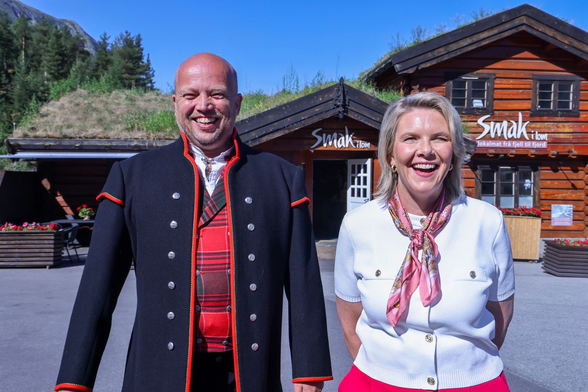 Senterparti-leder Trygve Slagsvold Vedum og Frp-leder Sylvi Listhaug under åpningen av den nye privatskolen i Lom.