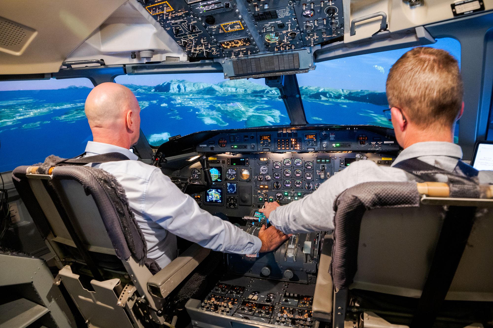 GARDERMOEN 20250901
Flysimulator der blant annet Widerø sine piloter trener på å lette og lande på div norske flyplasser i alle mulige sammenhenger. I flysetet, Henrik Wagle. Deretter Michael Katz og Jens Gjerlev.