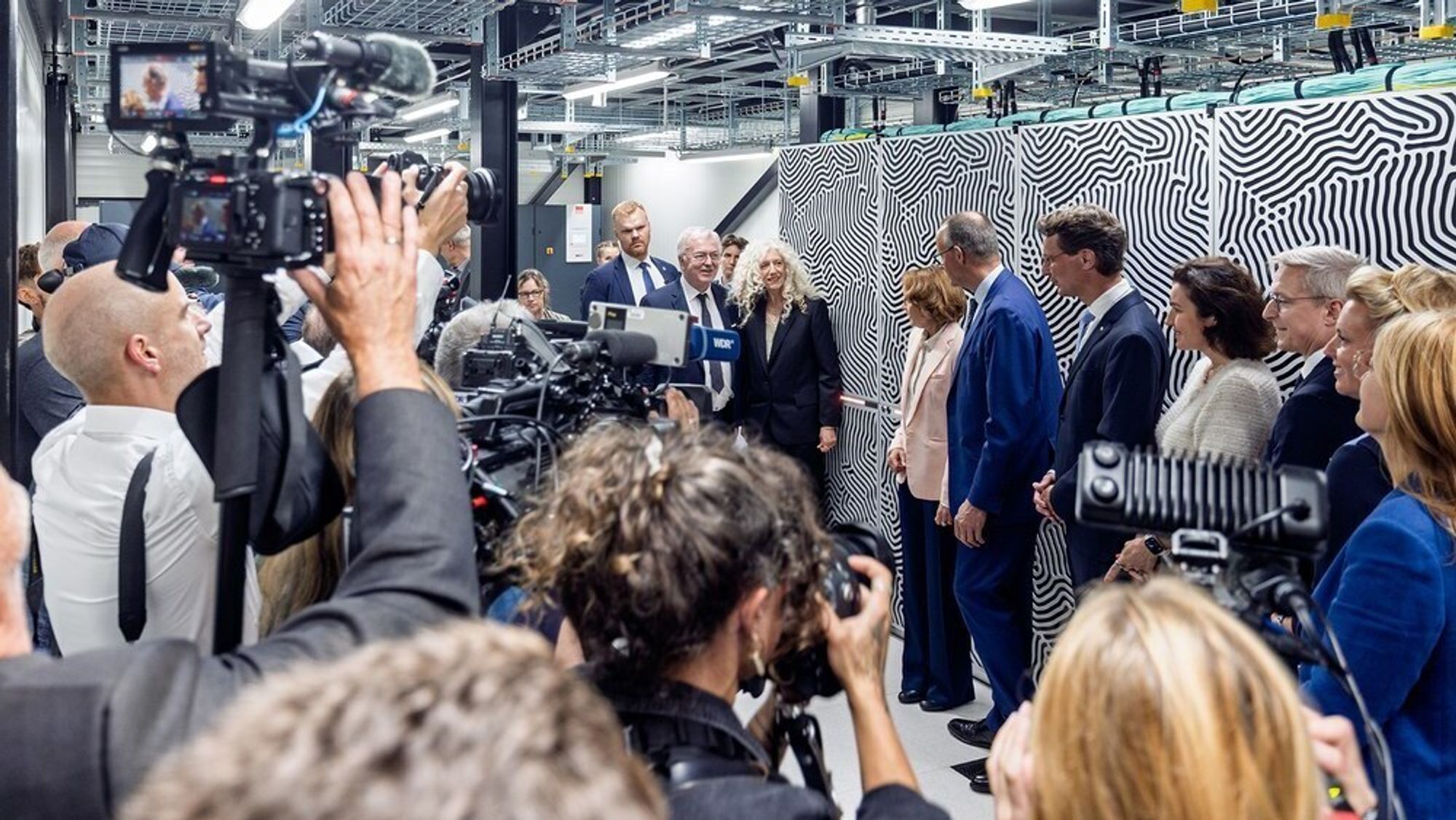 Innvielsen av Jupiter er et historisk øyeblikk i europeisk teknologisk sammenheng. Mannen i blå dress er Tysklands forbundskansler Friedrich Merz.