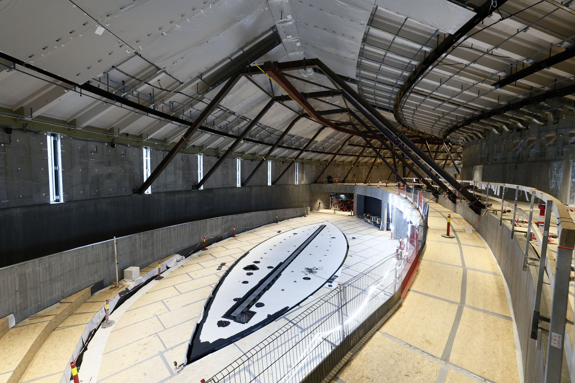 Pasienten, som det blir kalt. Osebergskipet slik det sto under byggingen, i en stålrigg som hang på luftputer for å dempe vibrasjoner.