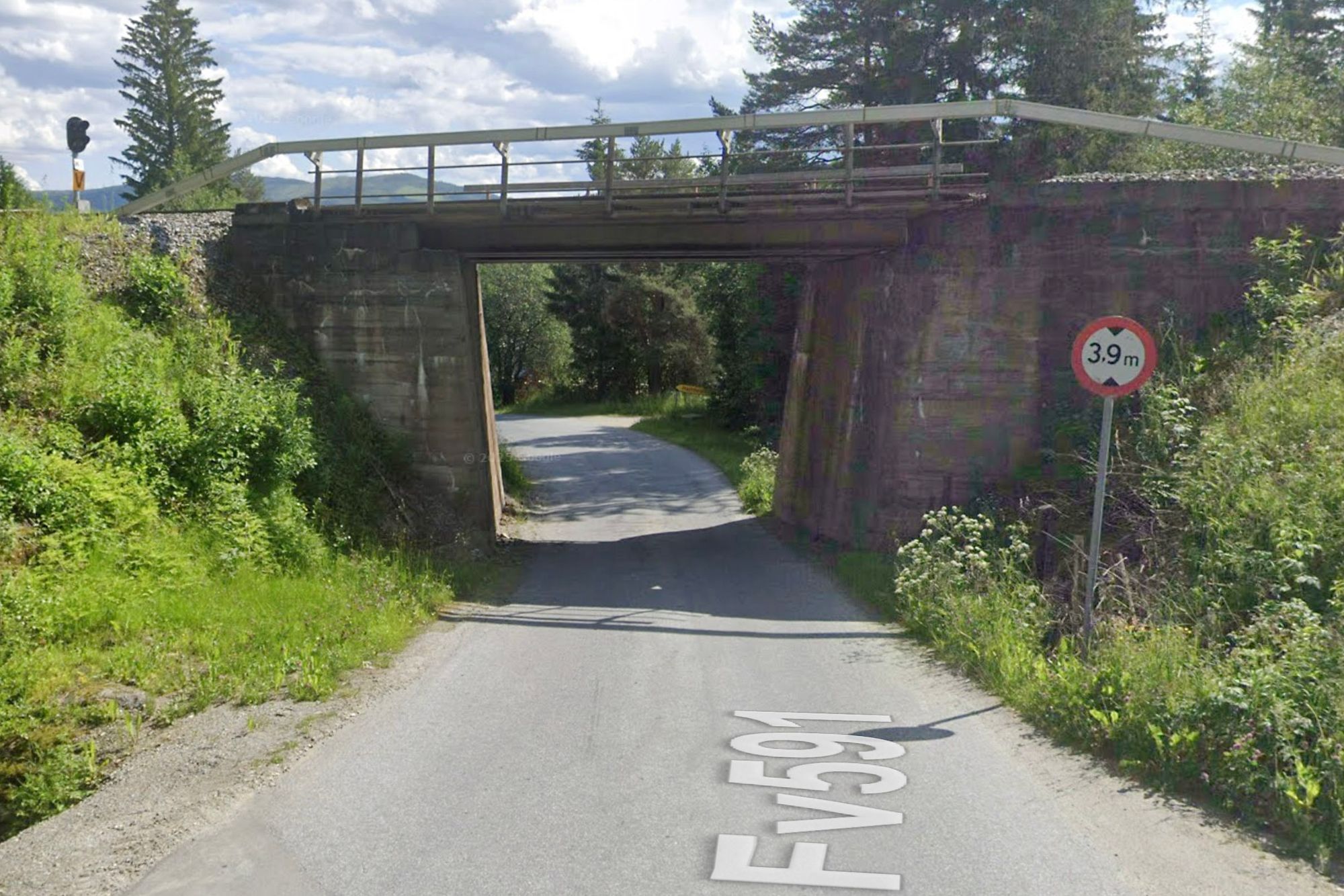 Den gamle jernbanebrua var 3,9 meter høy.