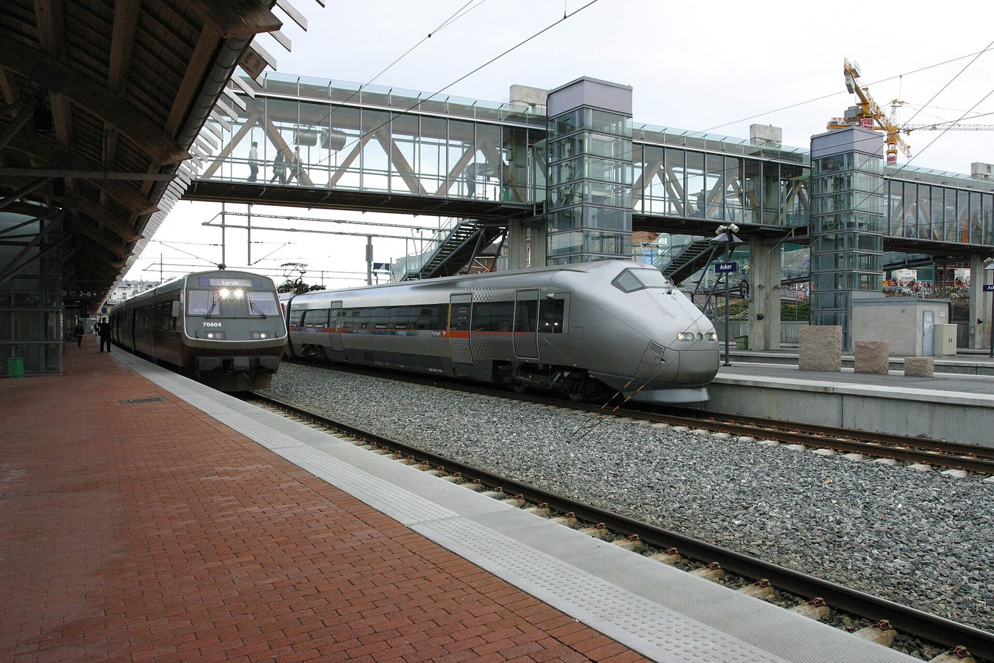 I flere omganger har betongbiter falt ned på stasjonsområdet i Asker.