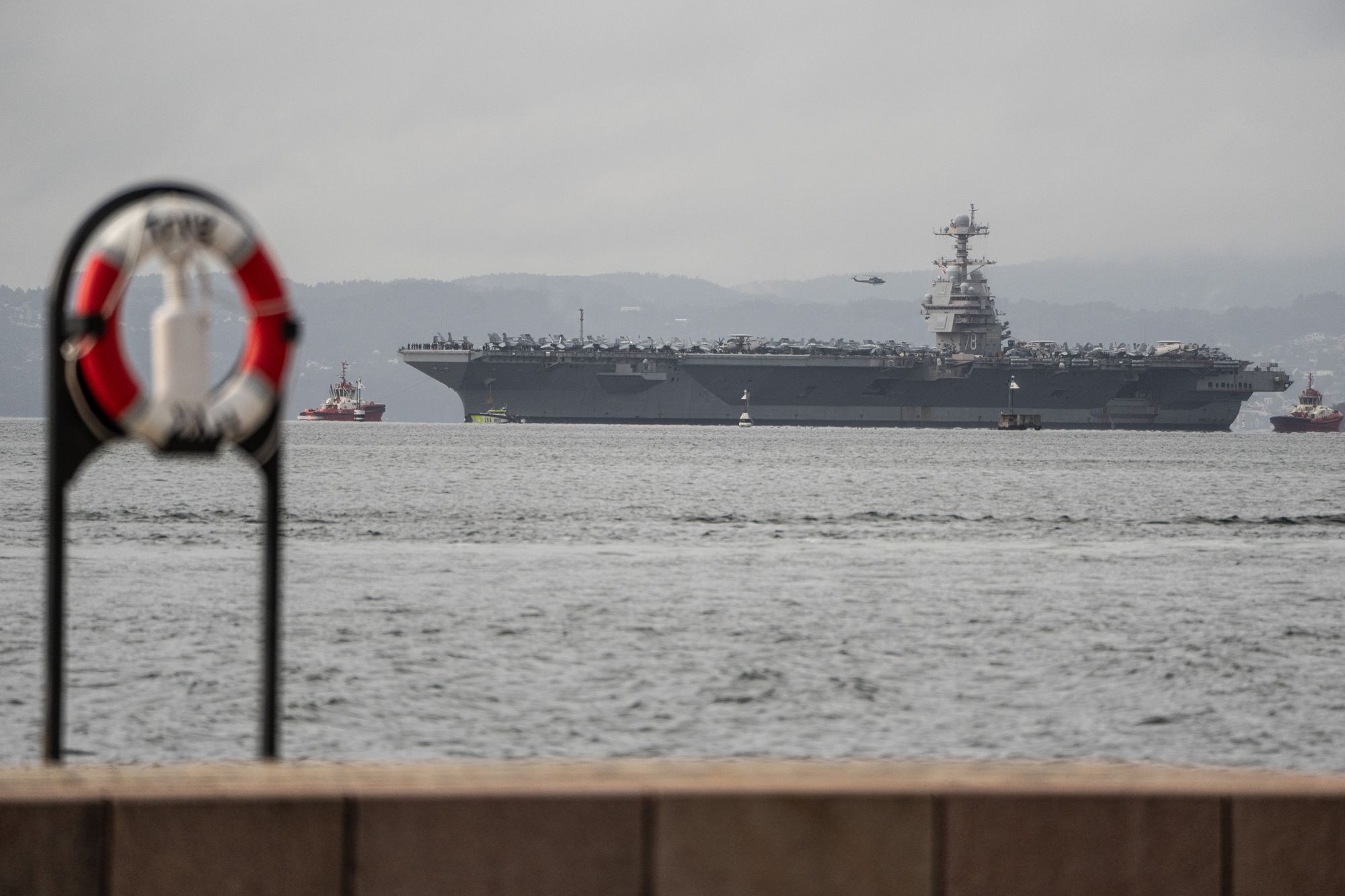Verdens største hangarskip, USS «Gerald R. Ford» seiler innover Oslofjorden fredag formiddag.