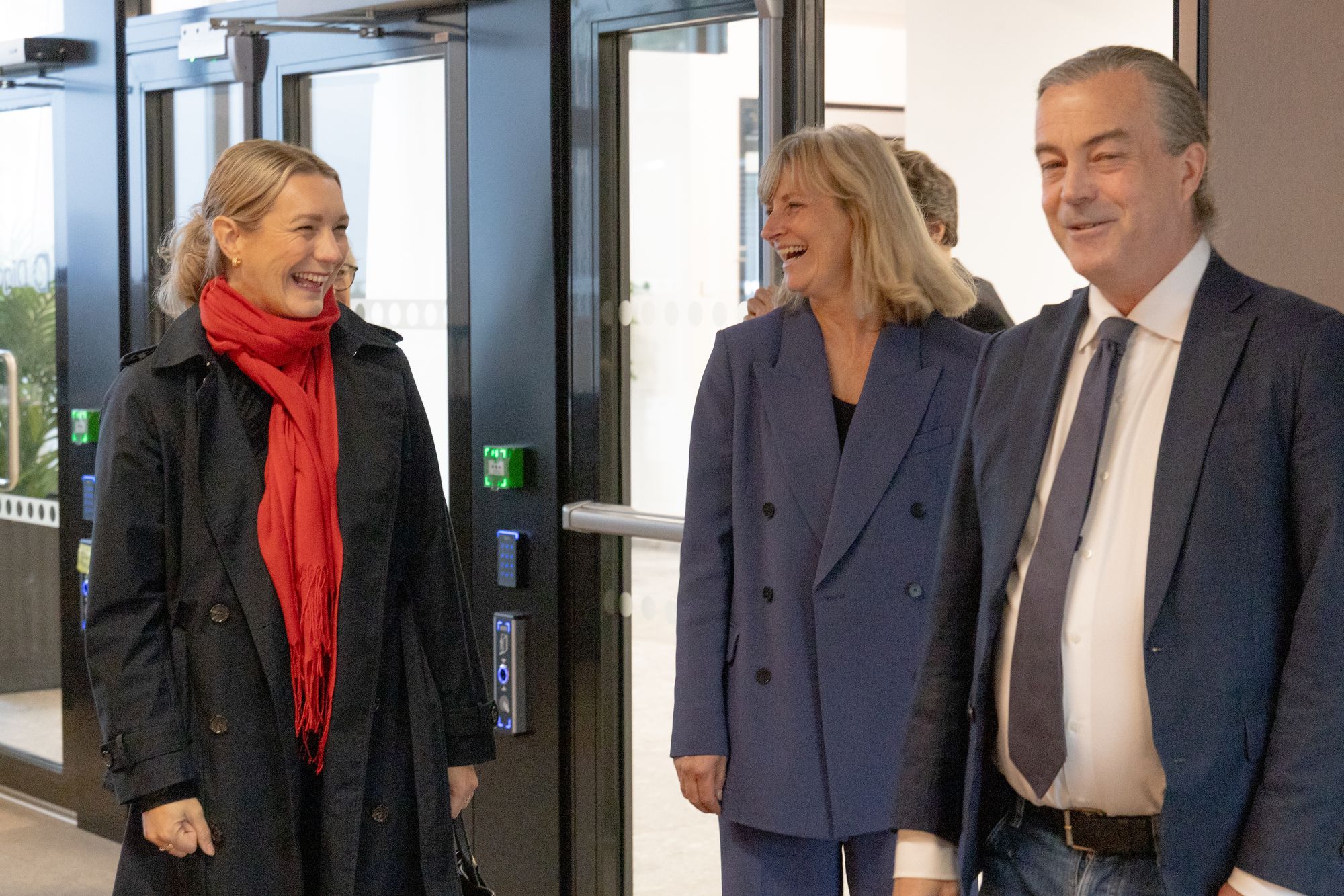 Direktør for Markedsplassen for skytjenester, Sverre Stoltz (stående) viser Google Norge-sjef Tine Austvoll Jensen hvor hun skal signere på rammeavtalen verdt 10 milliarder.