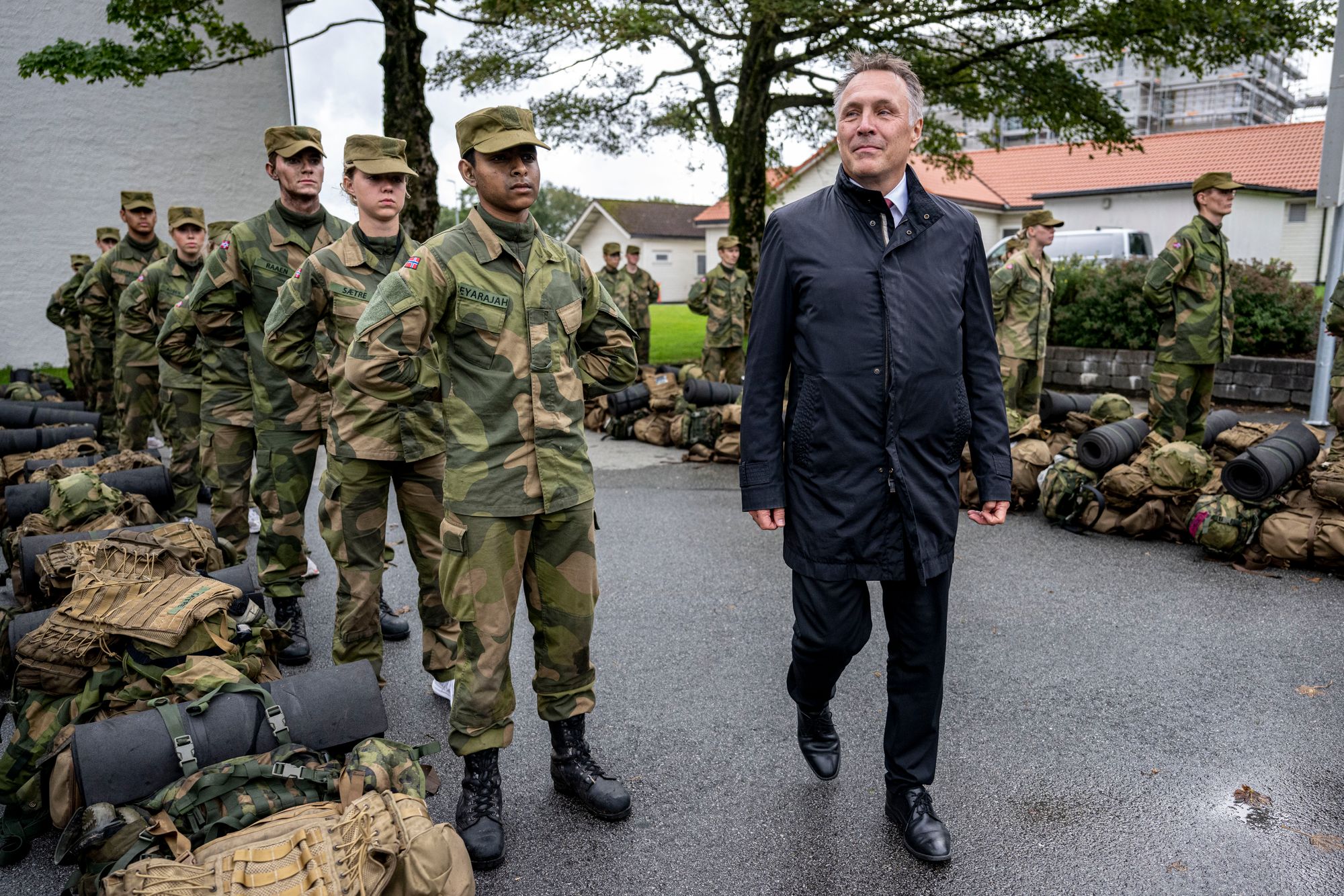 Forsvarsminister Tore Sandvik (Ap) i Madla-leiren da avtalen mellom Norge og Storbritannia om fregatter ble signert.