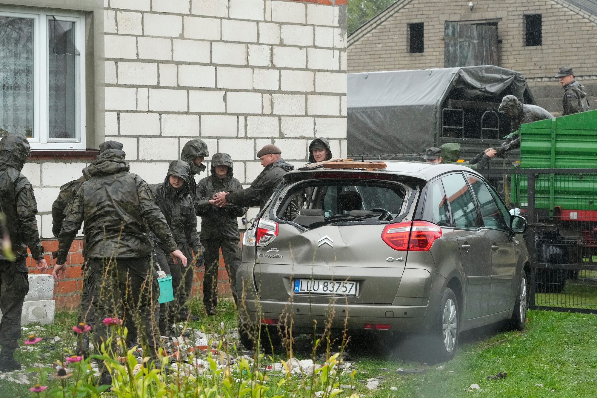 Mannskaper jobber ved et hus i Wyryki nær Lublin i Polen som natt til onsdag ble truffet av en drone. 