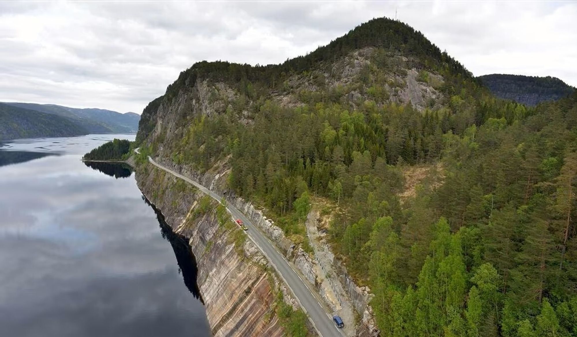 Den nye tunnelen skal få trafikken unna en rasfarlig veistrekning ved Sirdalsvatnet.