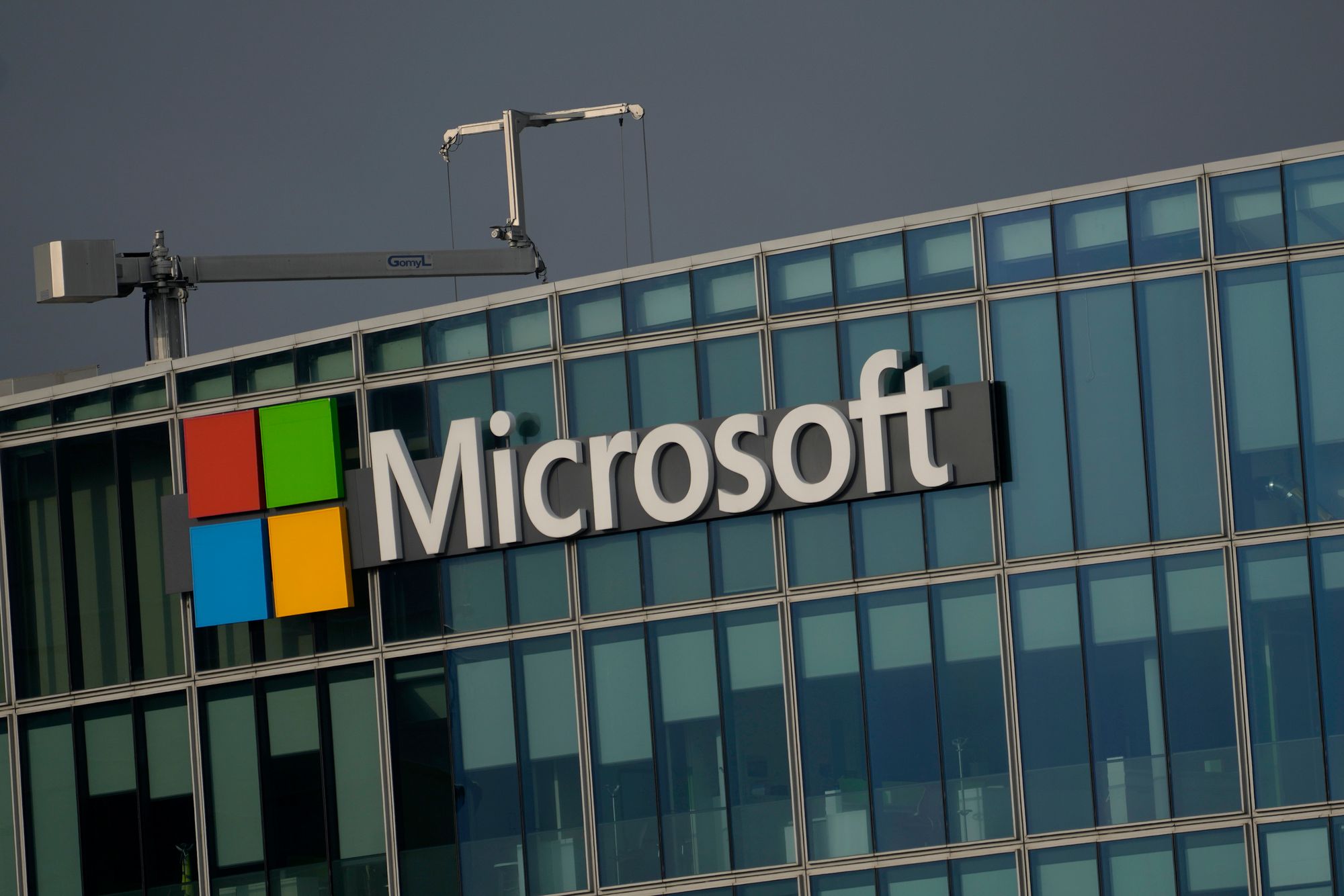 Microsoft skriver til det danske Folketingethvordan kunder kan unngå avhengighet mens prisene stiger. Bildet er tatt ved selskapets kontorer utenfor Paris.