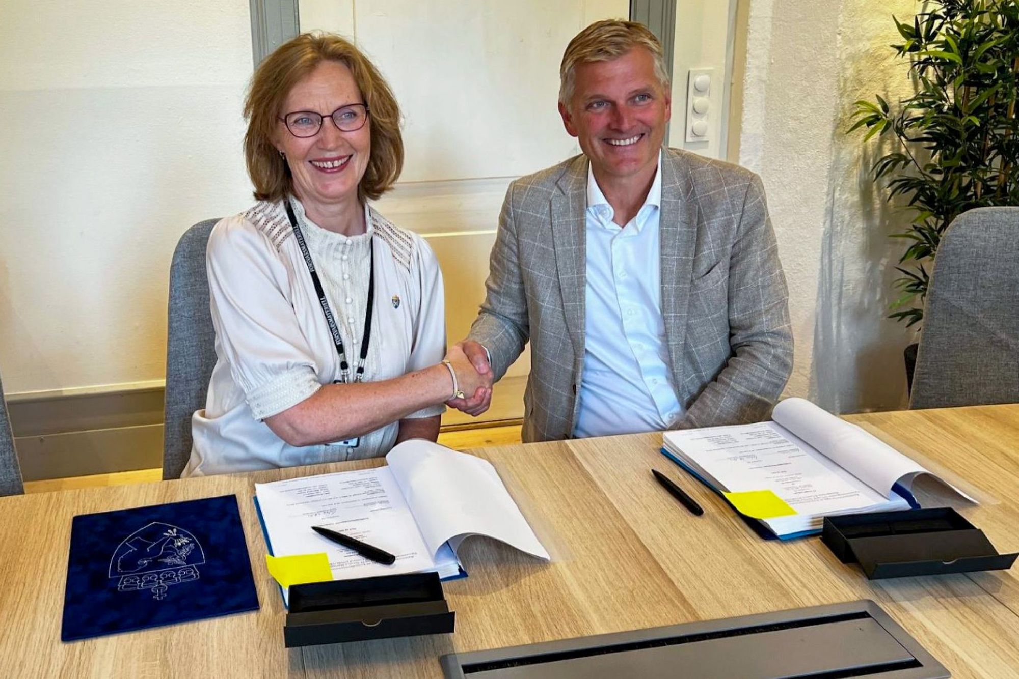  Gro Jære, direktør i Forsvarsmateriell og Torbjørn Eik-Nes, administrerende direktør Accenture signerte avtalen.