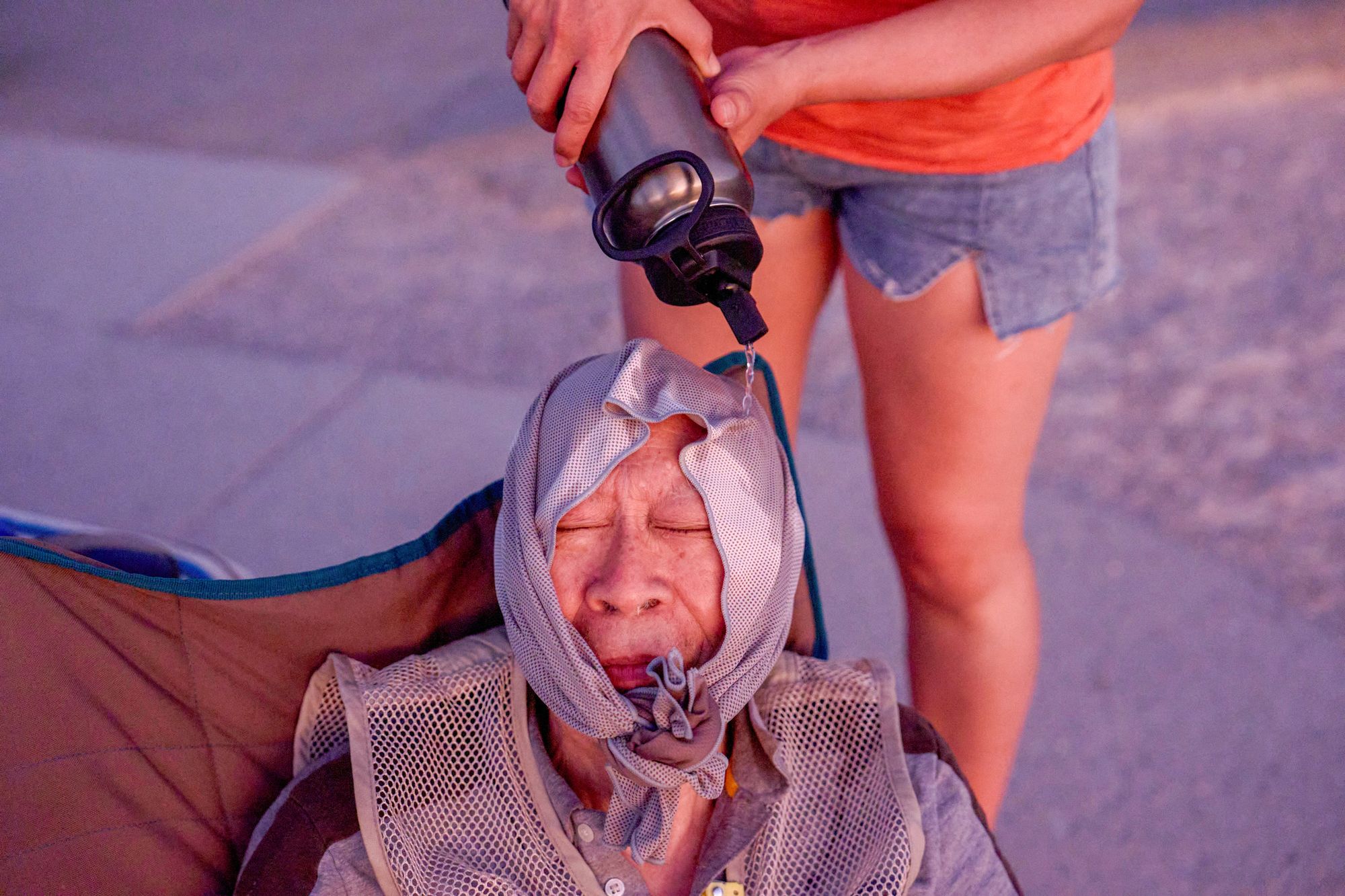 En person kjøles ned i sommerens varme. Bildet er tatt i Death Valley nasjonalpark i California.
