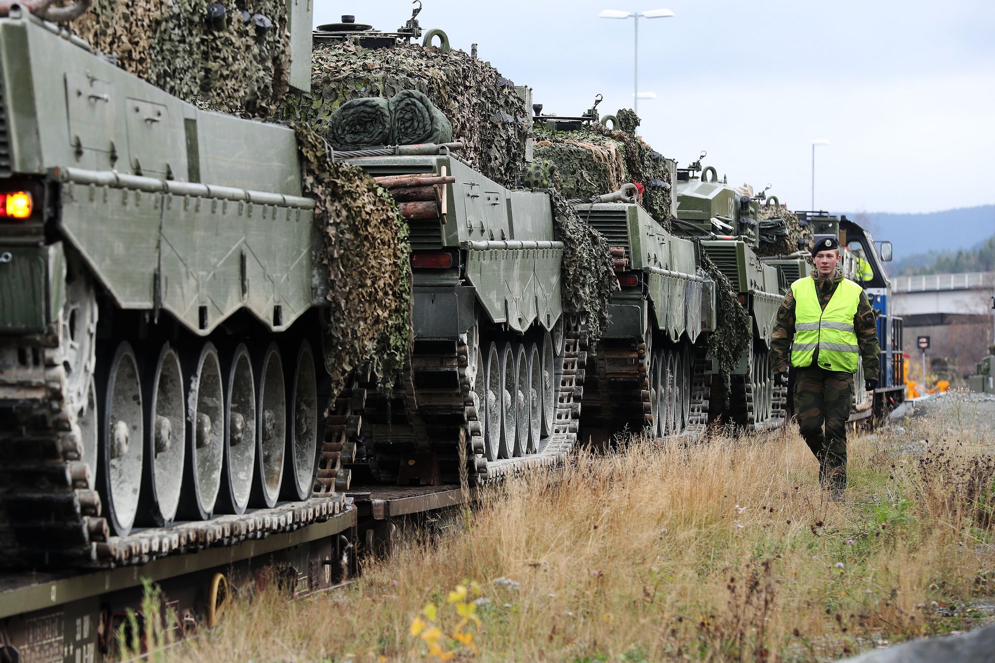 Leopard 2A4 stridsvogner fra panserbataljonen i Brig N på tog på Hell stasjon for forflytning under øvelse Trident Juncture 2018. Dette var forrige gang en storøvelse på militær forflytning ble gjennomført i Norge.