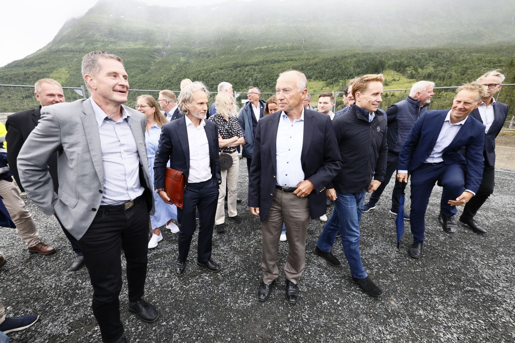 Aker-topp Kristian Røkke (f.v.), Narvik-ordfører Rune Edvardsen og Norkraft-sjef Eirik Frantzen foran tomten hvor datasenteret til Open AI skal ligge. Også det i samarbeid med Aker og Nscale.